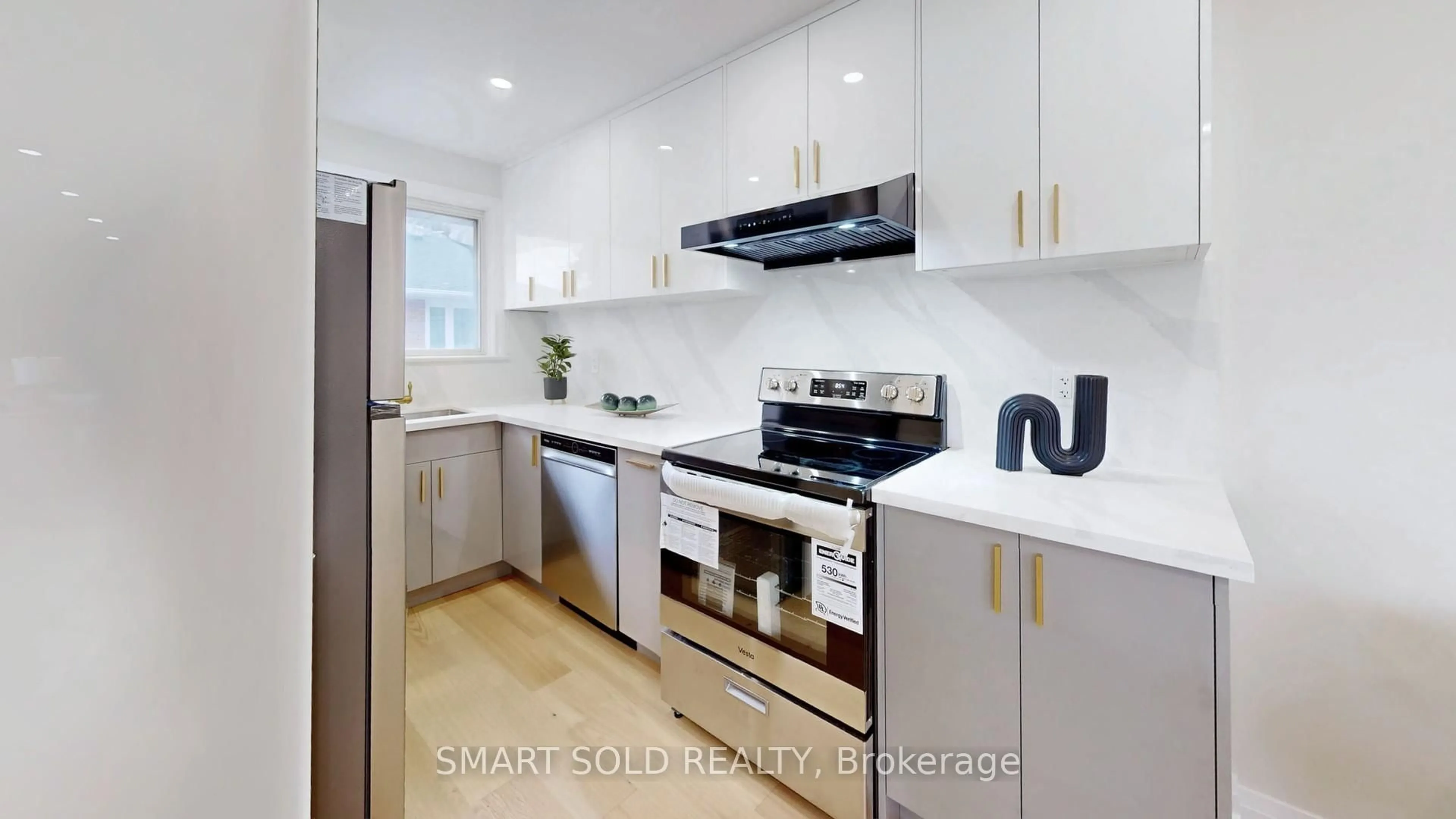 Standard kitchen, unknown for 439 Fernleigh Circ, Richmond Hill Ontario L4C 1E5