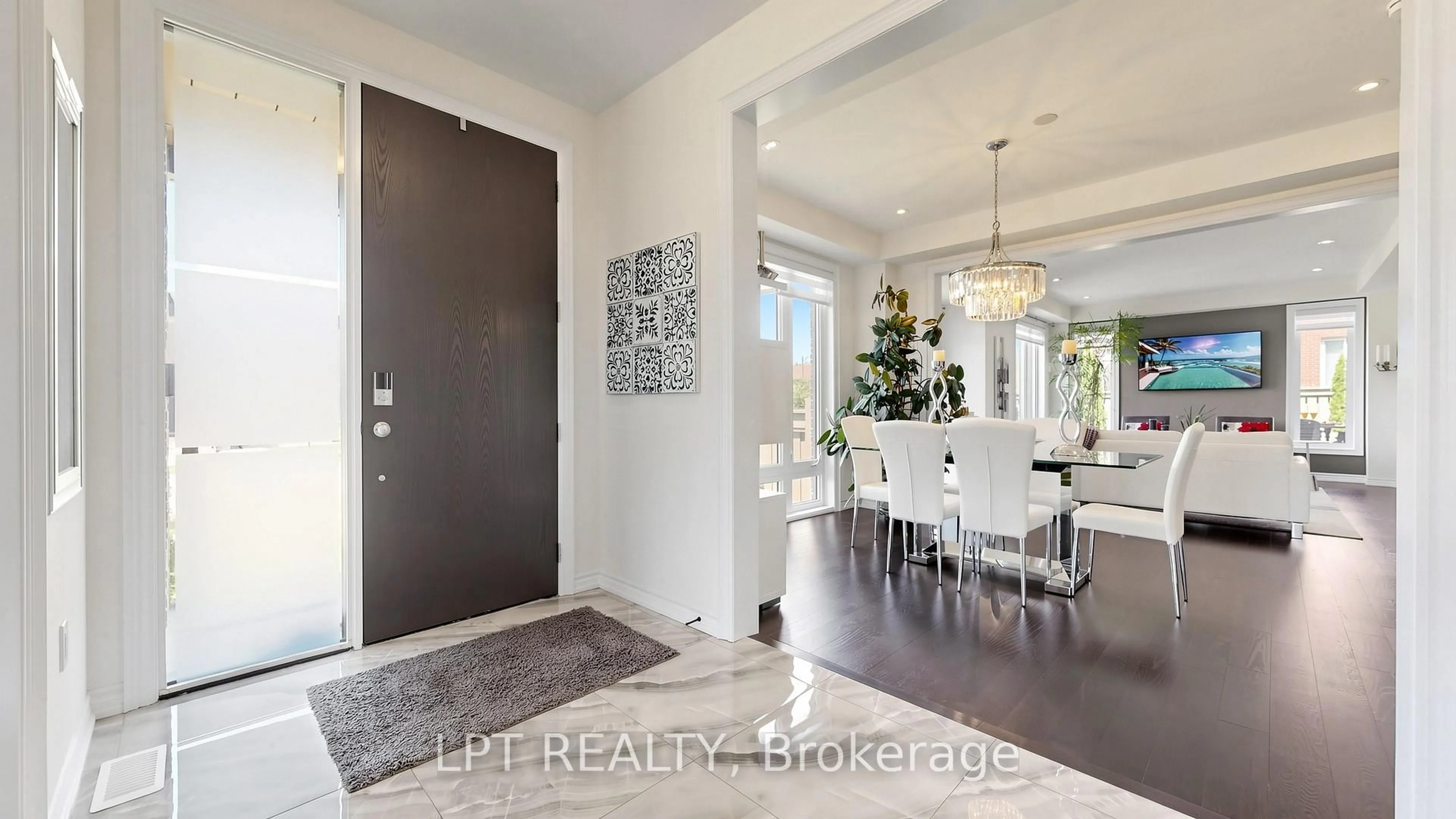 Indoor entryway for 241 Holladay Dr, Aurora Ontario L4G 0Z4