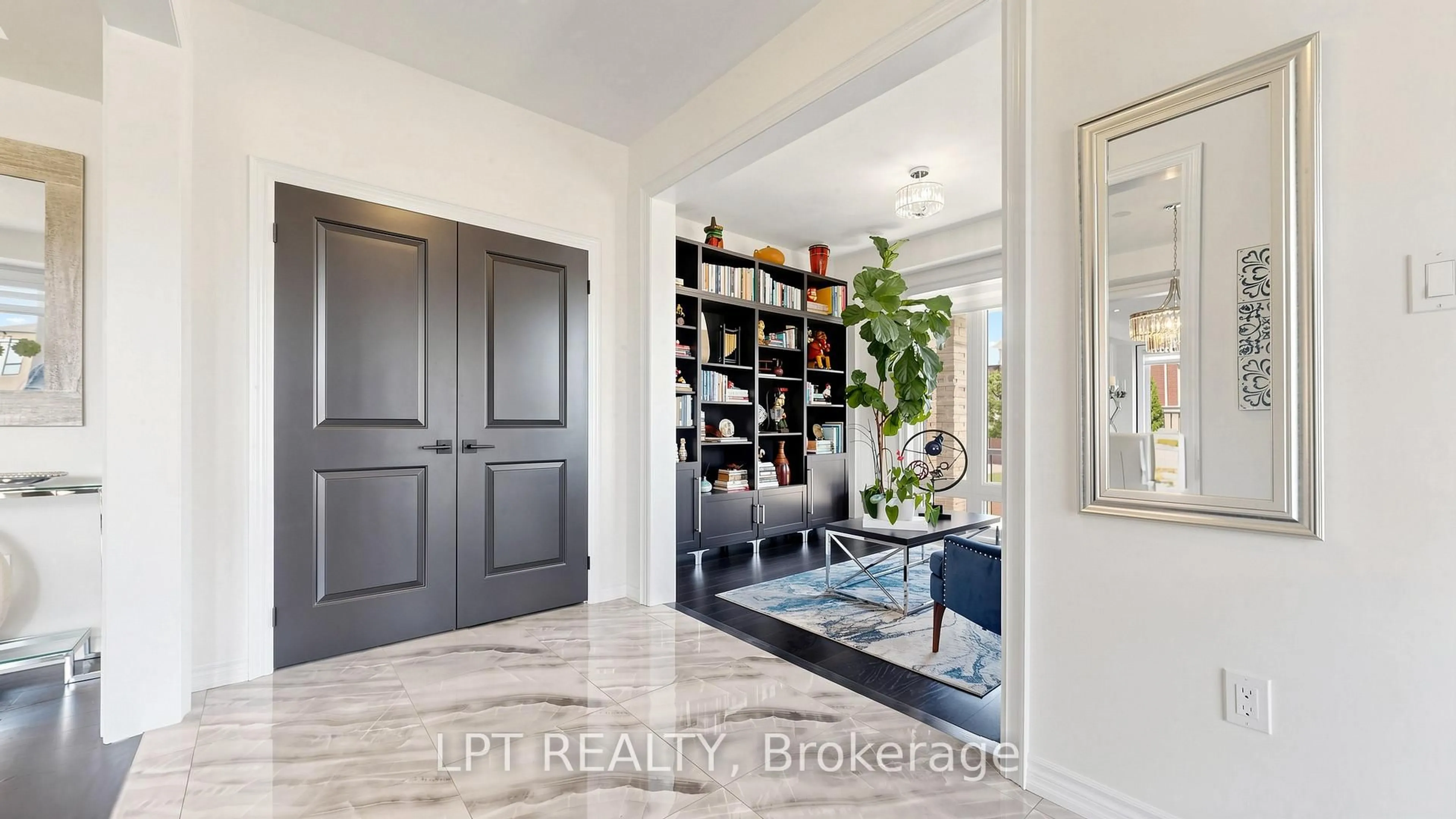 Indoor entryway for 241 Holladay Dr, Aurora Ontario L4G 0Z4