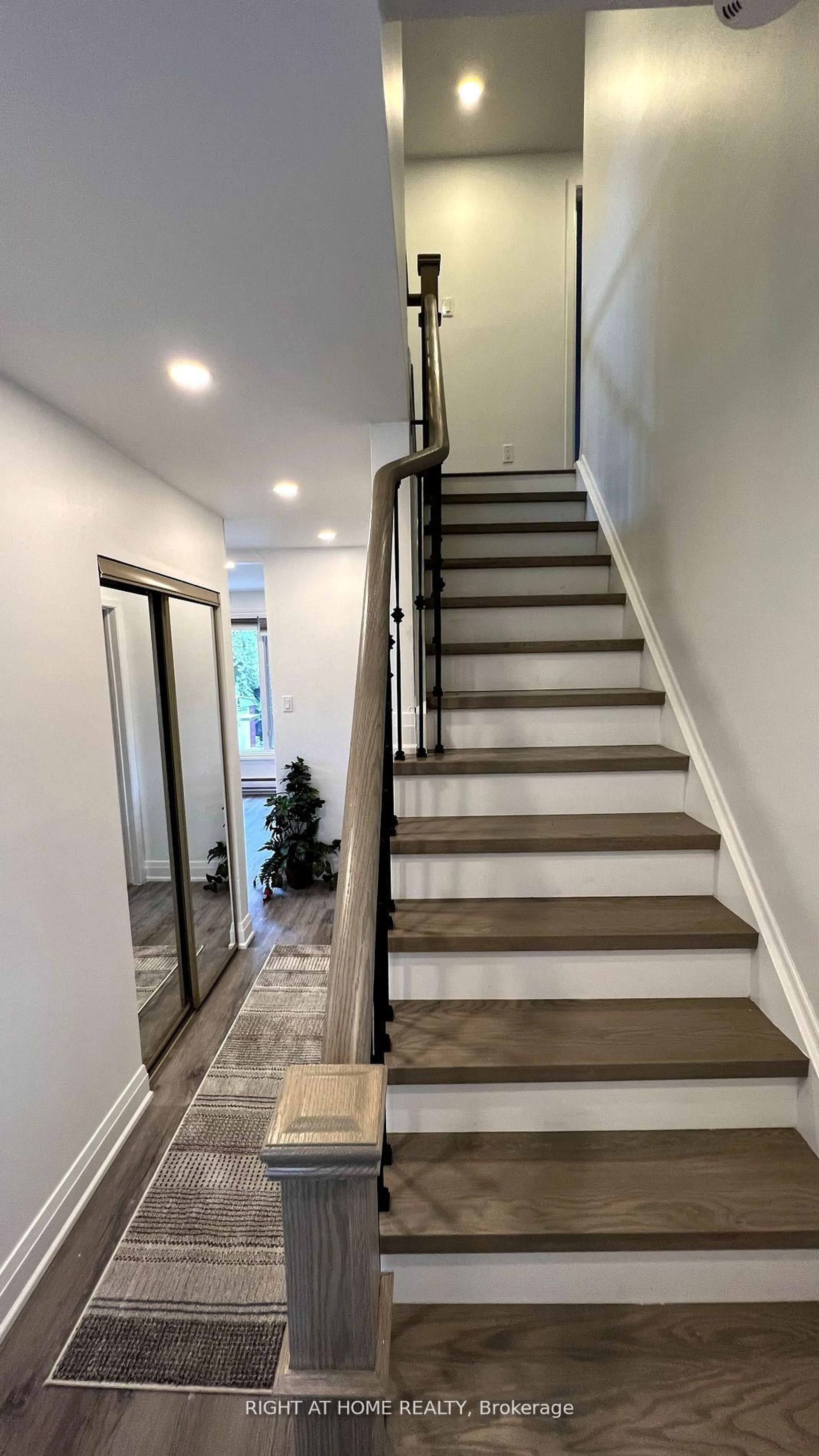 Unknown for 341 Webb Crt, Newmarket Ontario L3Y 5E8