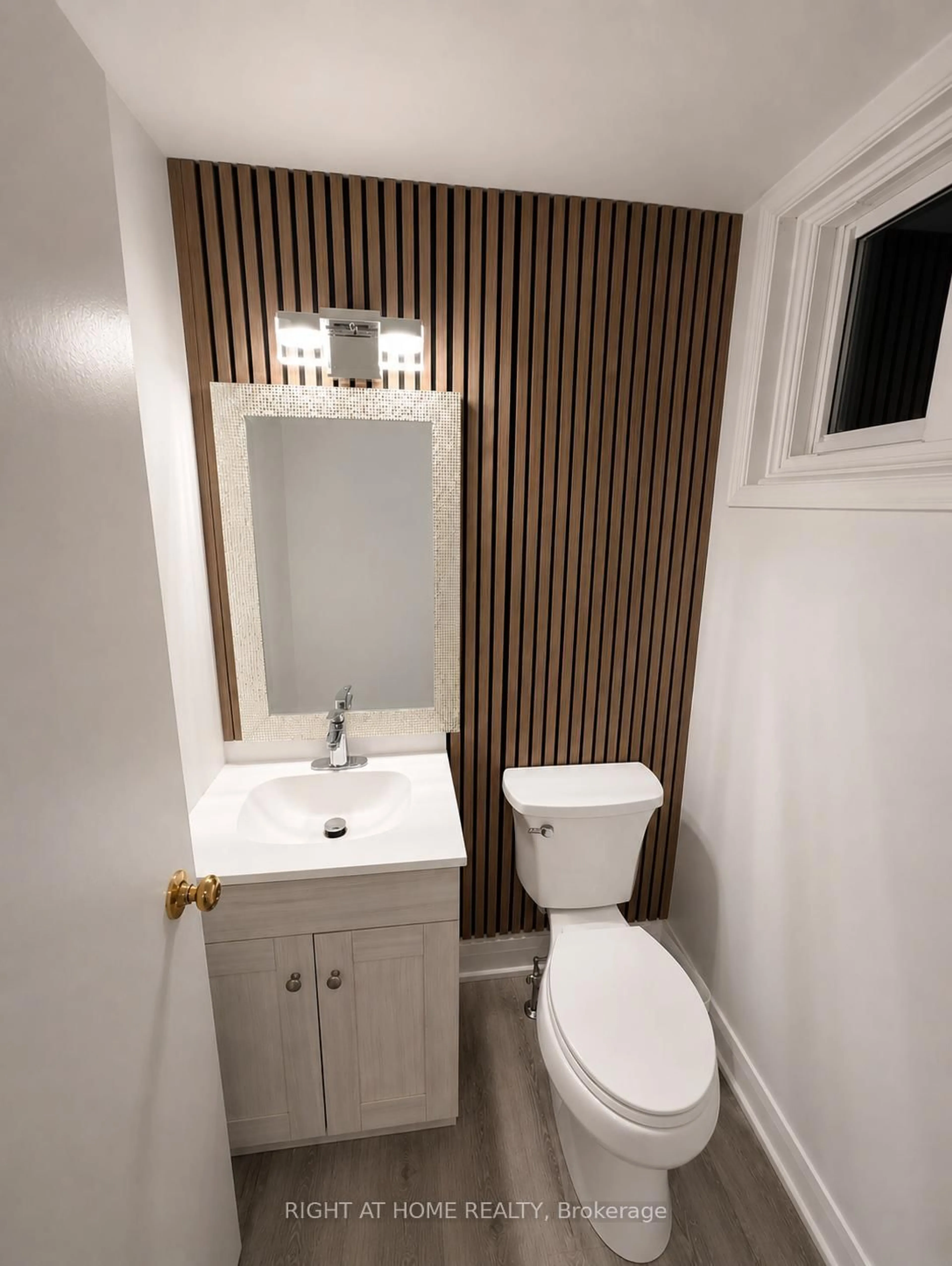 Standard bathroom, unknown for 341 Webb Crt, Newmarket Ontario L3Y 5E8