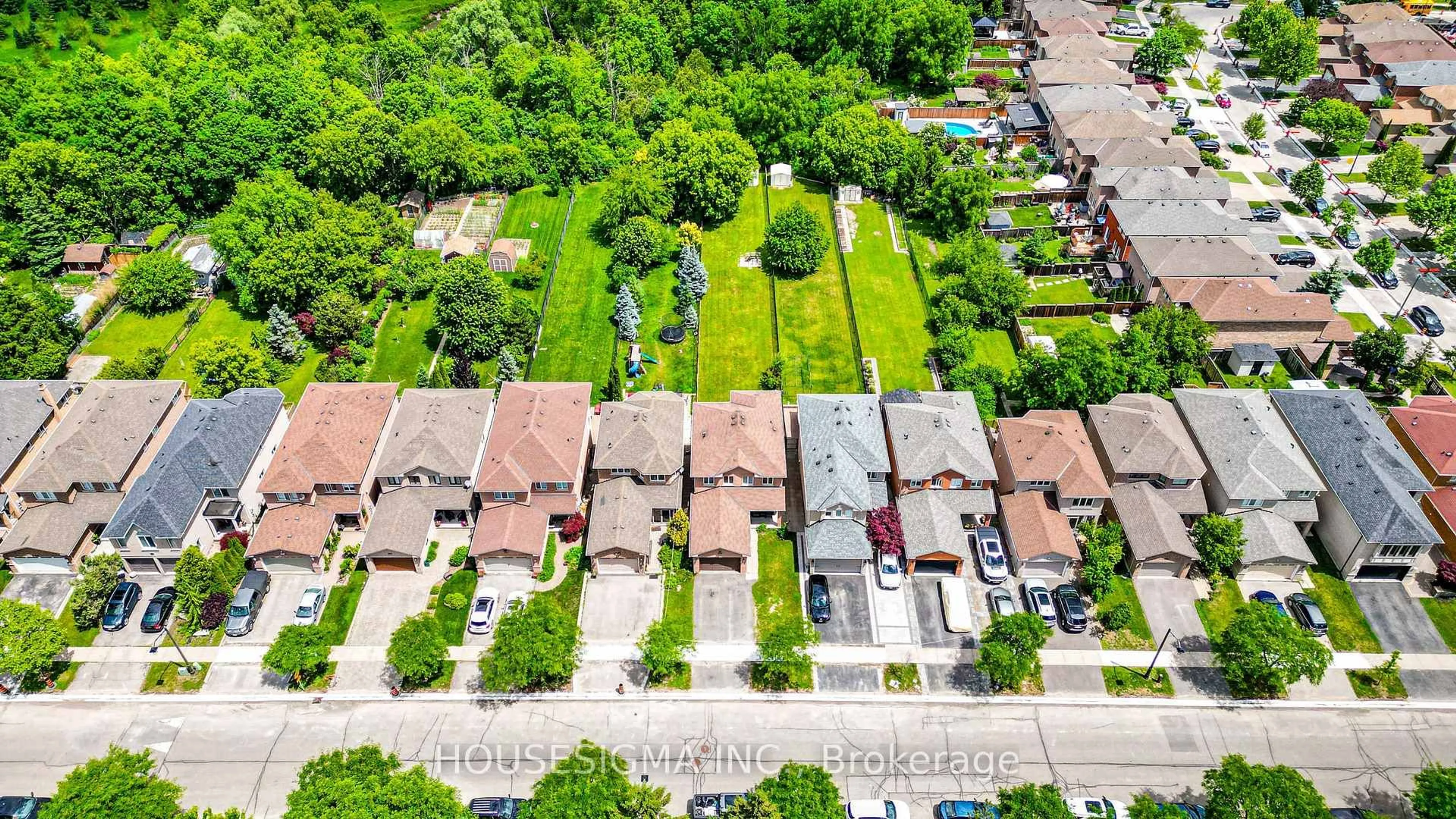 A pic from outside/outdoor area/front of a property/back of a property/a pic from drone, street for 266 Royalpark Way, Vaughan Ontario L4H 1J8