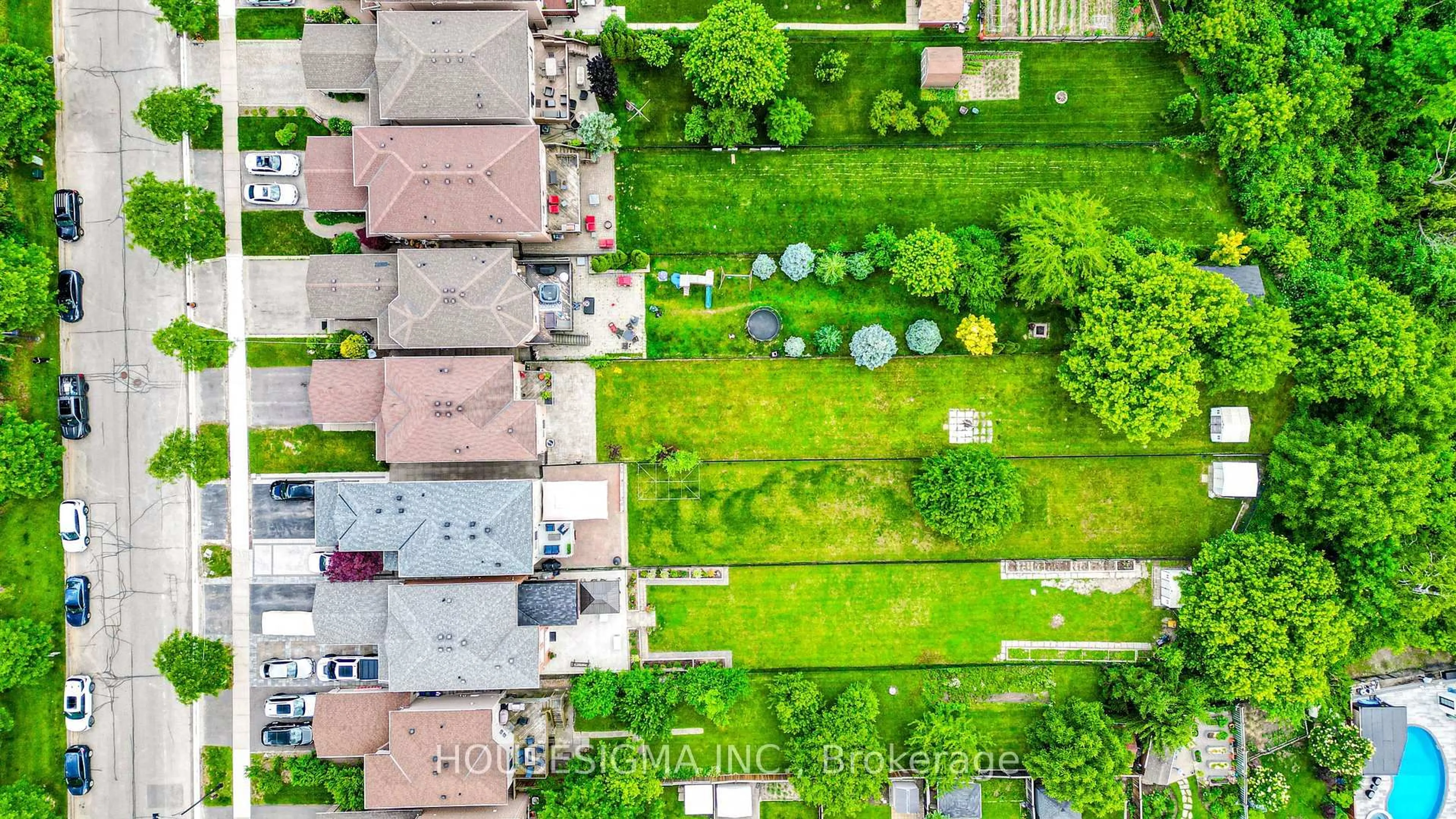 A pic from outside/outdoor area/front of a property/back of a property/a pic from drone, street for 266 Royalpark Way, Vaughan Ontario L4H 1J8