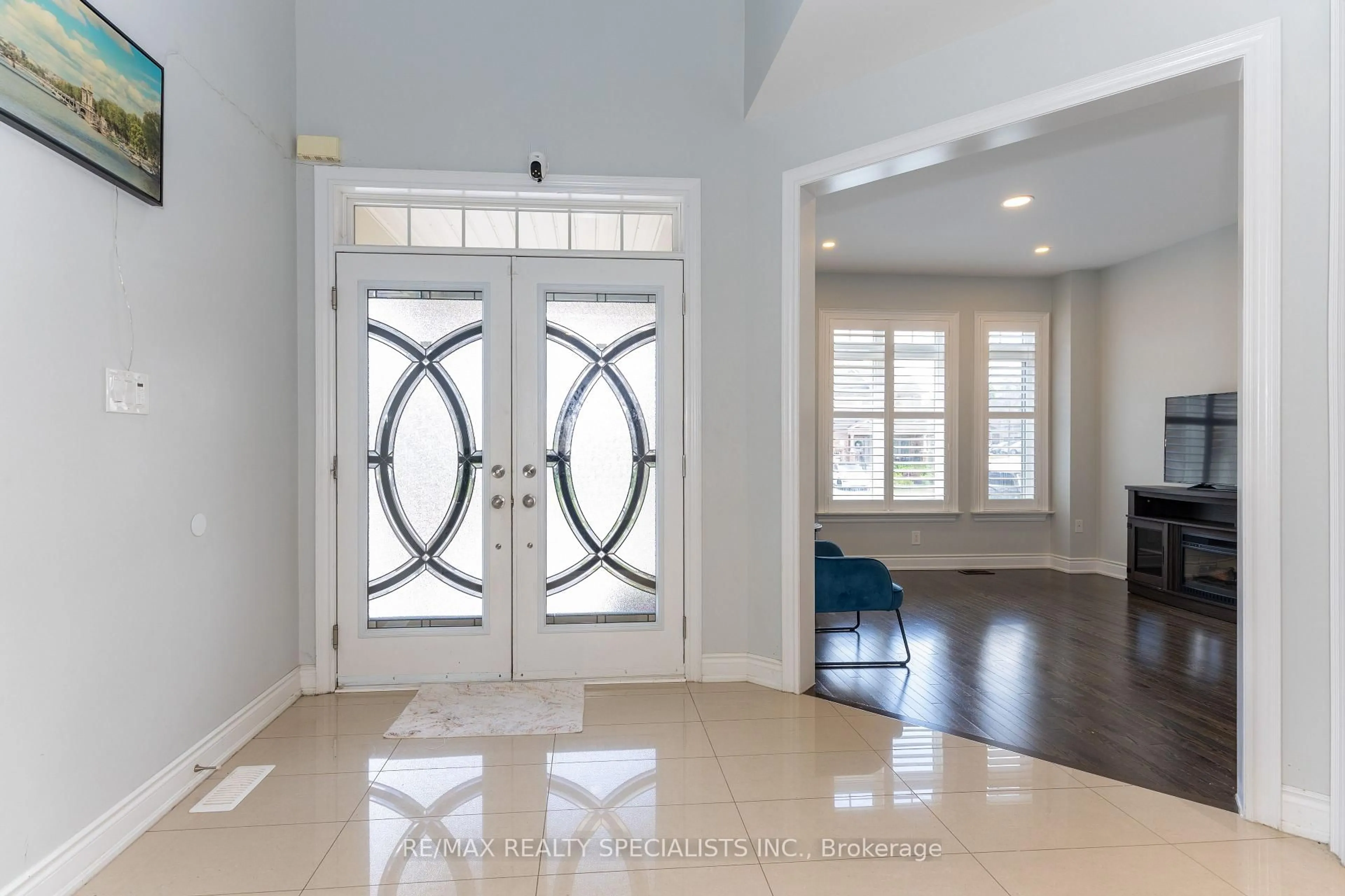 Indoor entryway for 8 W. Dykie Crt, Bradford West Gwillimbury Ontario L3Z 0Y1