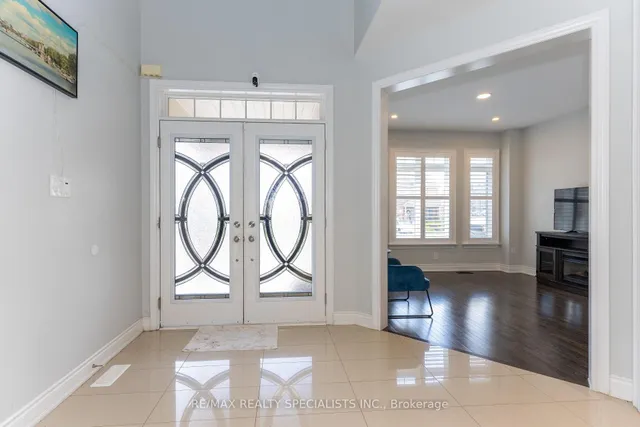 8 W. Dykie Crt, Bradford West Gwillimbury 3