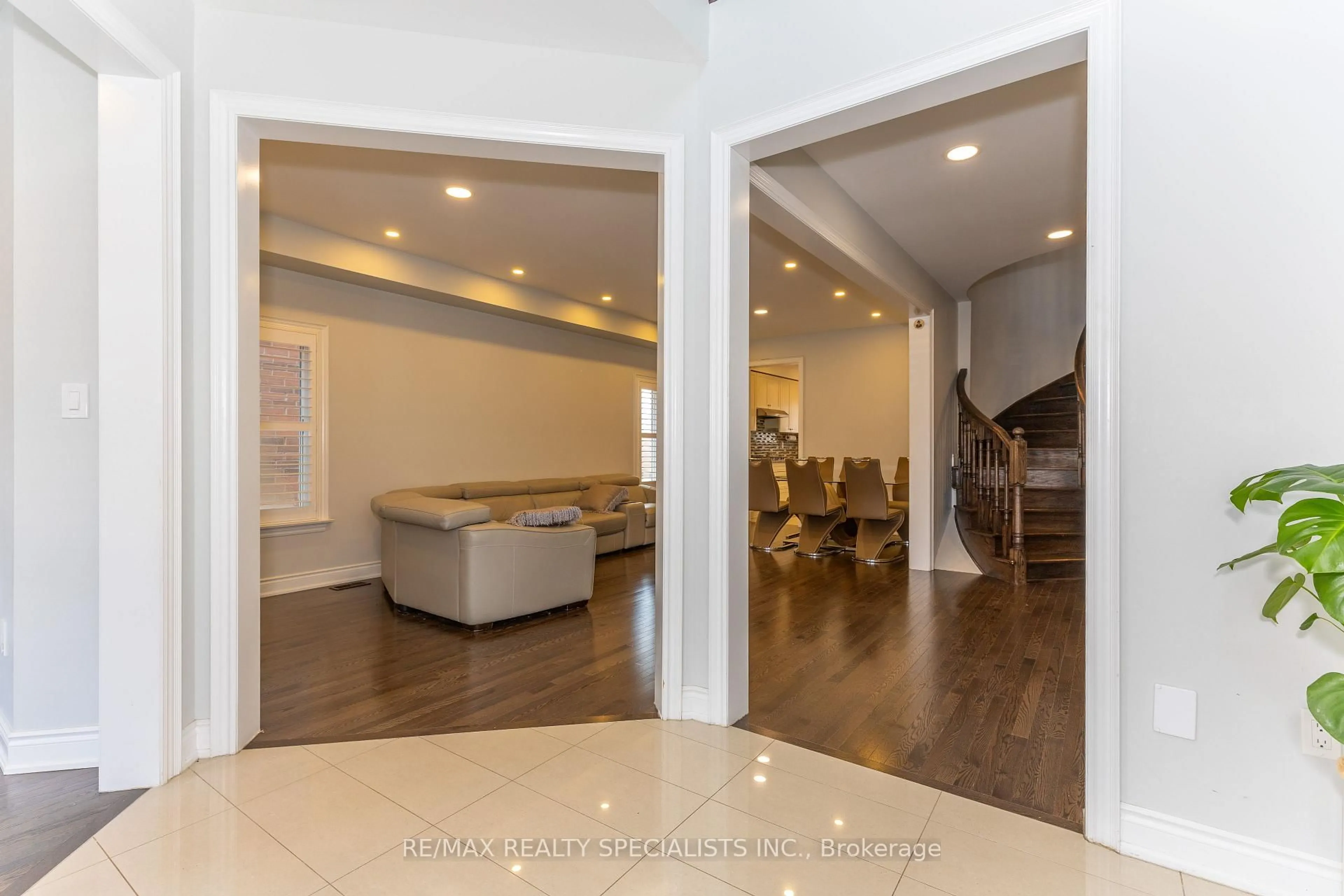 Indoor entryway for 8 W. Dykie Crt, Bradford West Gwillimbury Ontario L3Z 0Y1