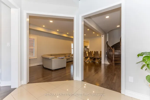 8 W. Dykie Crt, Bradford West Gwillimbury 4