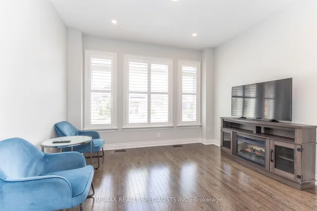 8 W. Dykie Crt, Bradford West Gwillimbury 5