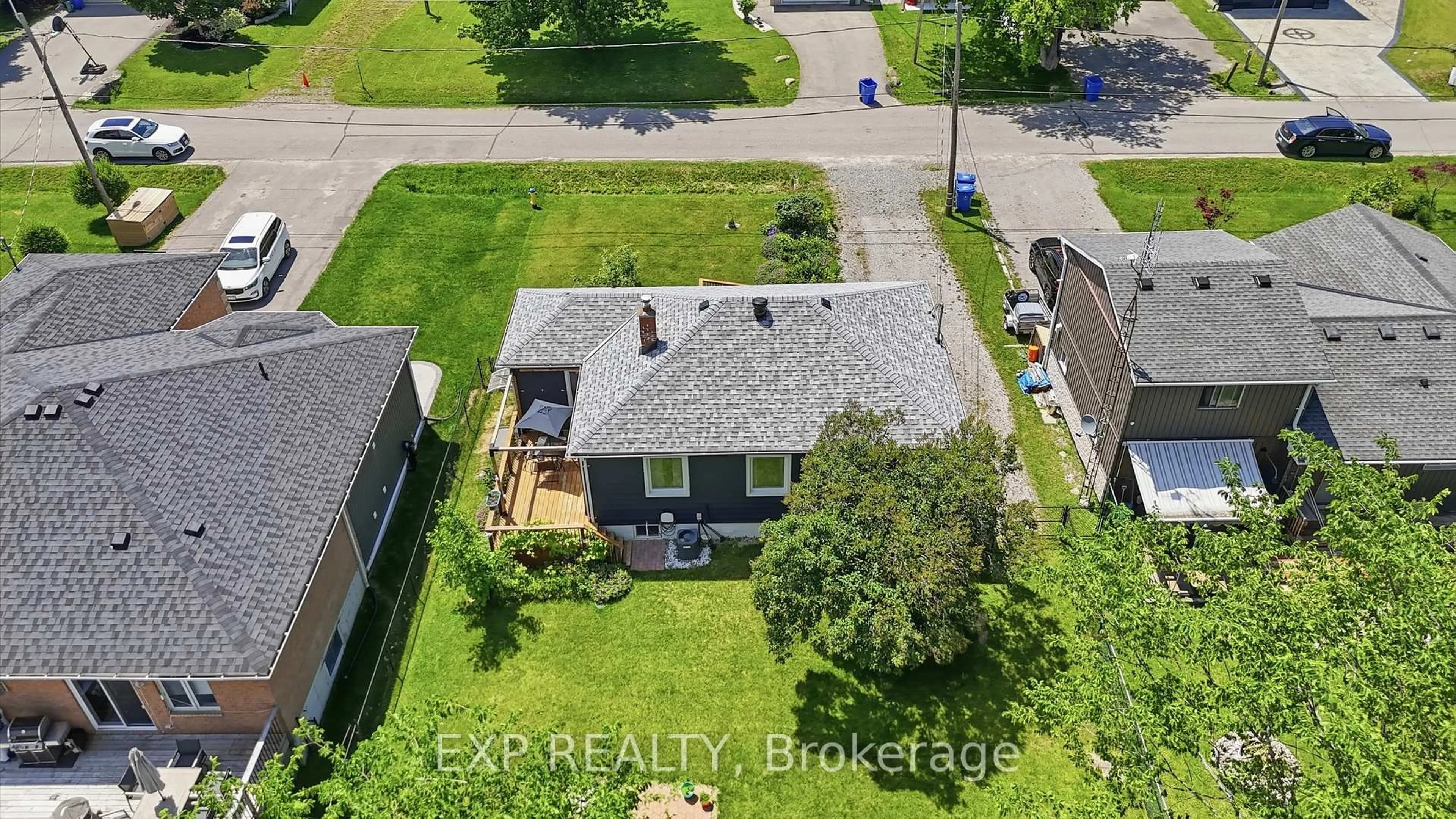 A pic from outside/outdoor area/front of a property/back of a property/a pic from drone, street for 833 Elmwood Rd, Georgina Ontario L4P 3E9