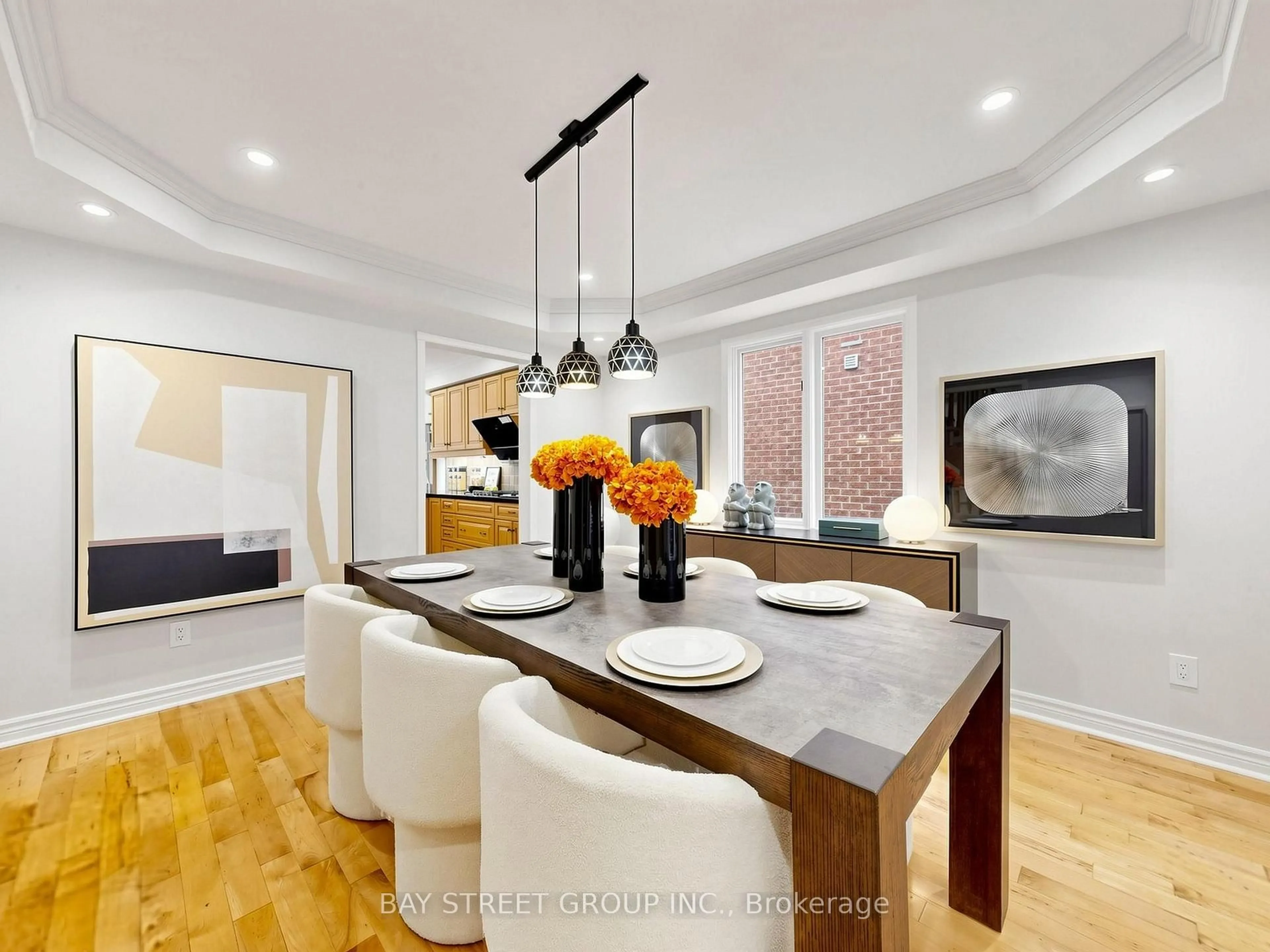 Open concept kitchen, wood/laminate floor for 98 Brookeview Dr, Aurora Ontario L4G 6R5