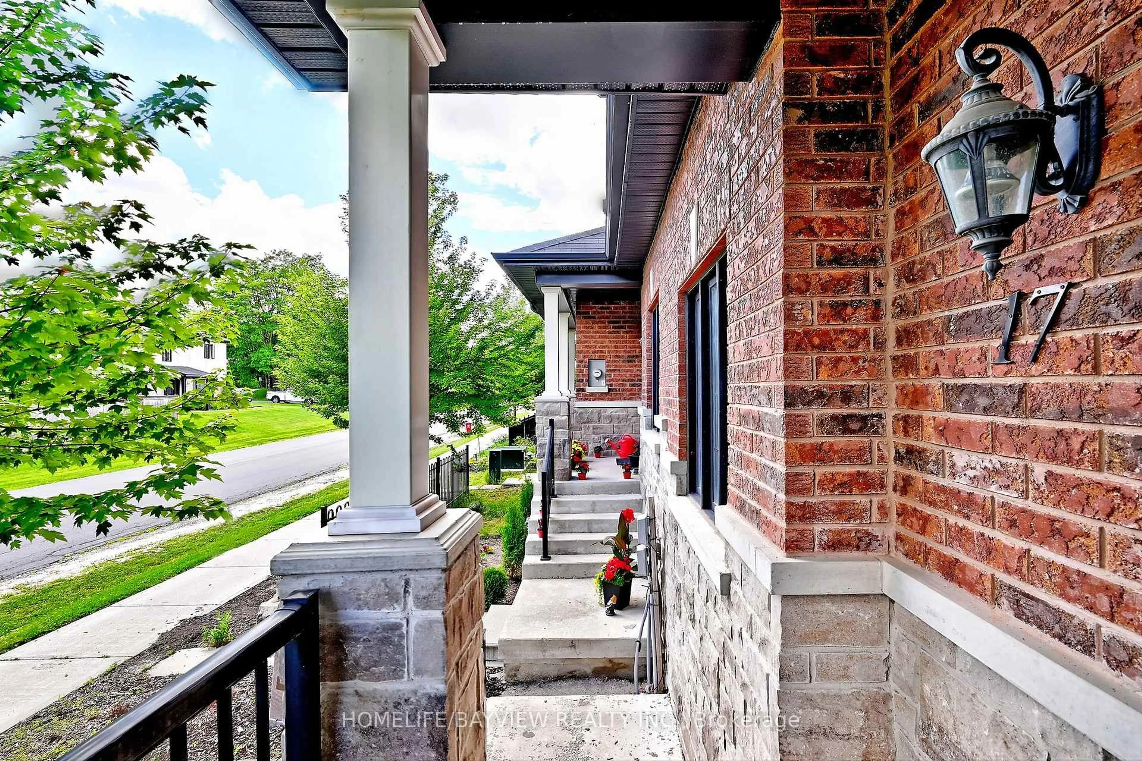 Home with brick exterior material, street for 17 Zenyatta Lane, East Gwillimbury Ontario L9N 0N7