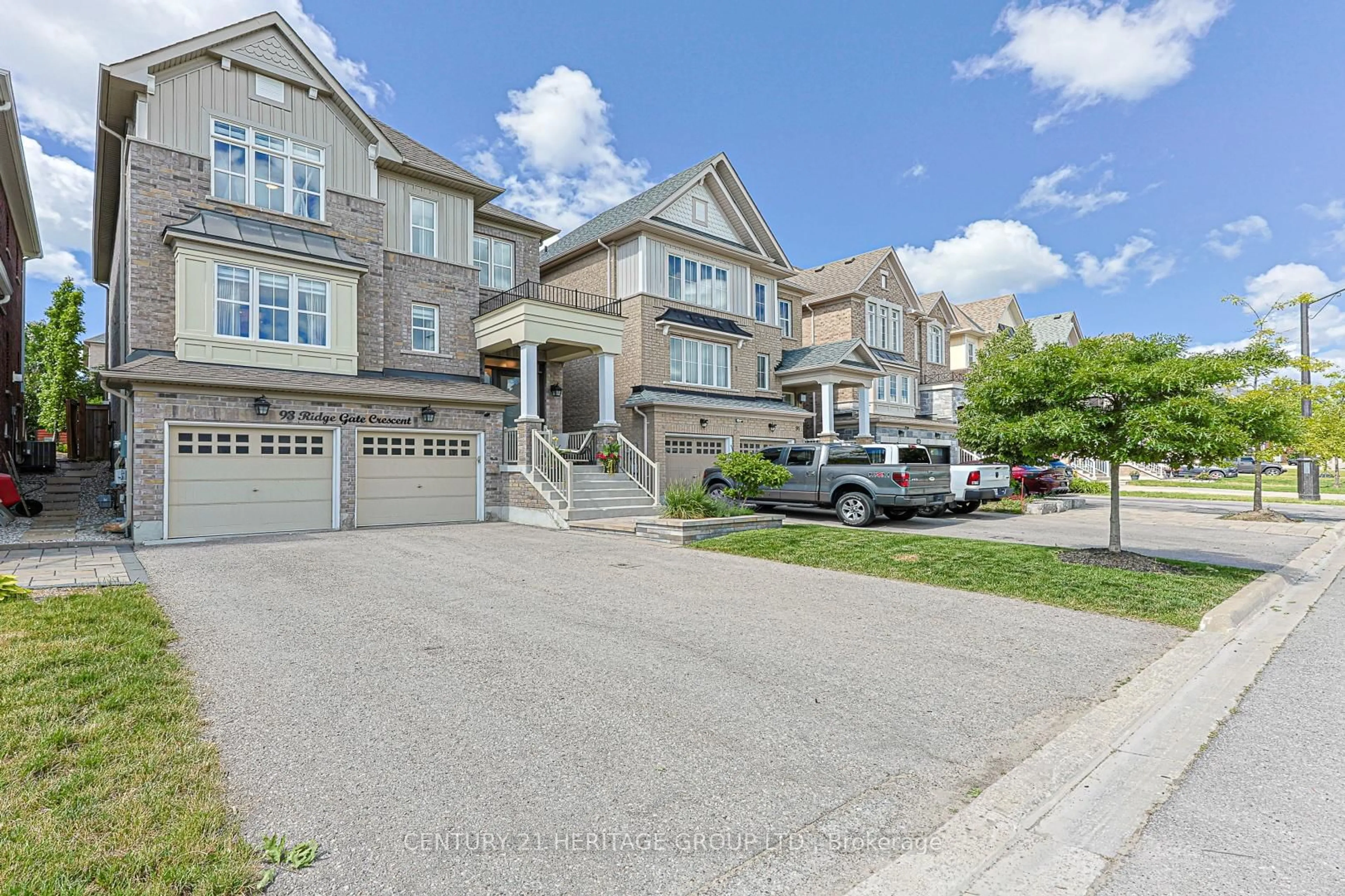 A pic from outside/outdoor area/front of a property/back of a property/a pic from drone, street for 93 Ridge Gate Cres, East Gwillimbury Ontario L0G 1M0