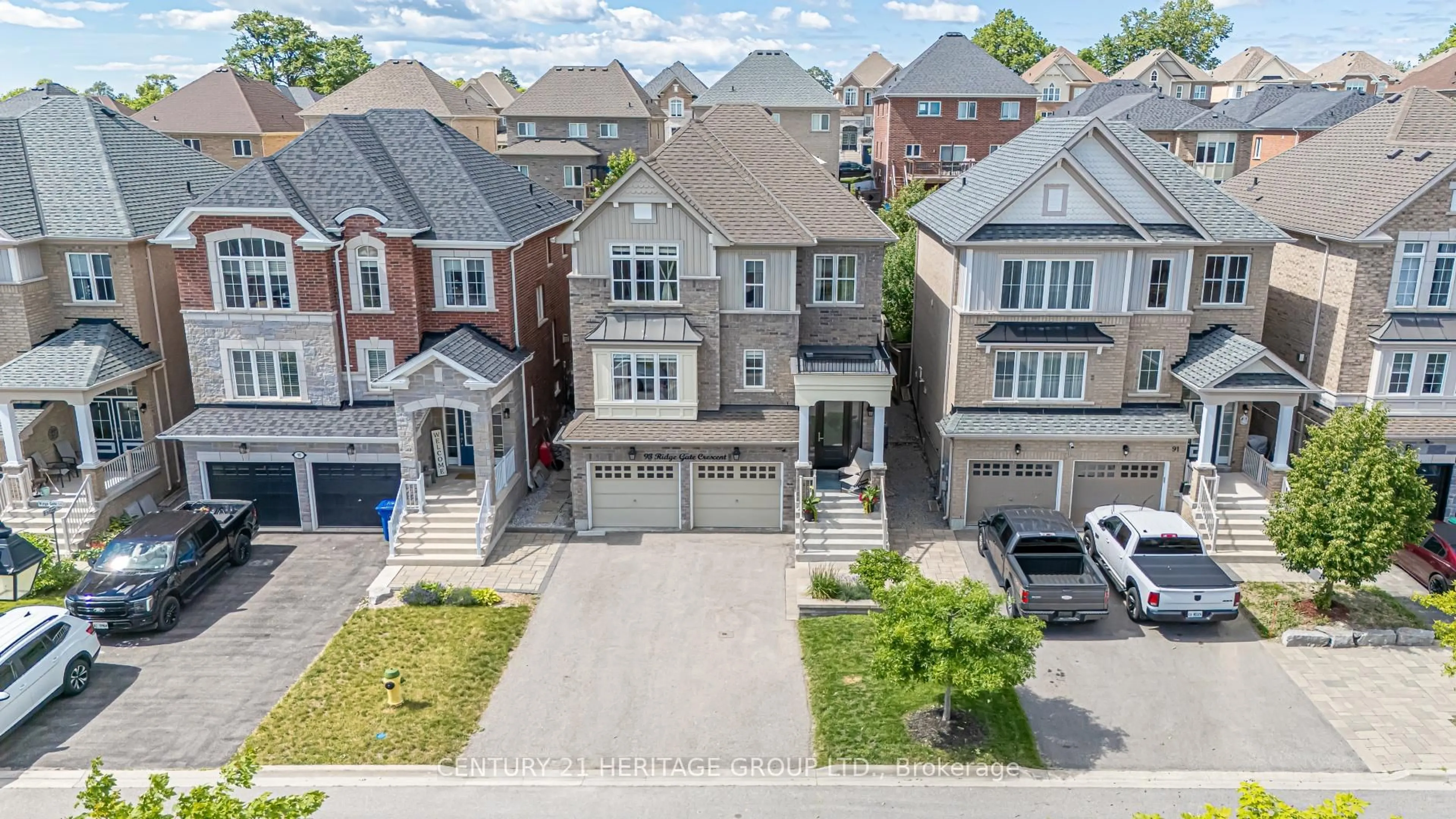 A pic from outside/outdoor area/front of a property/back of a property/a pic from drone, street for 93 Ridge Gate Cres, East Gwillimbury Ontario L0G 1M0