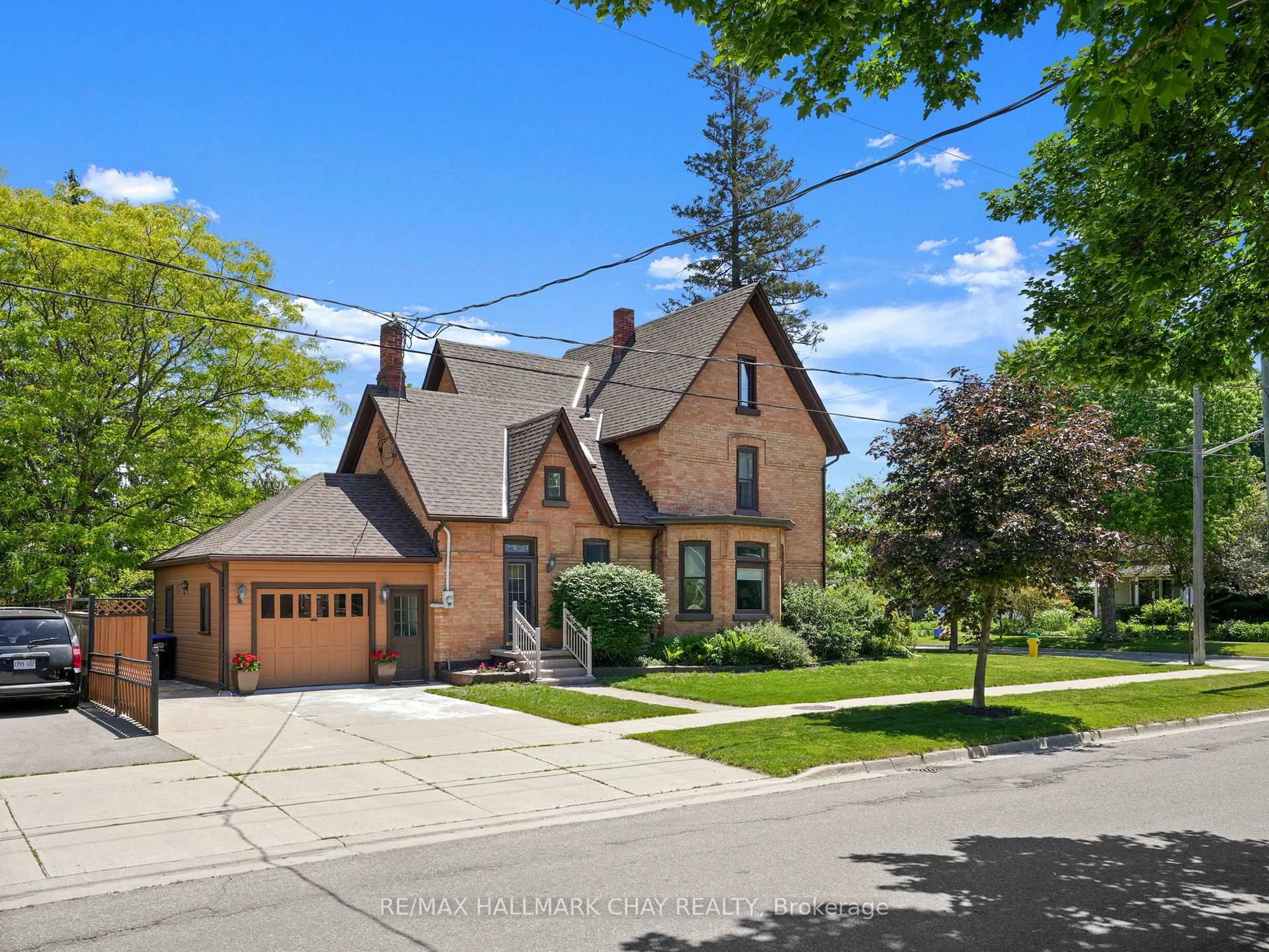 Home with brick exterior material, street for 102 Wellington St, New Tecumseth Ontario L9R 1G7