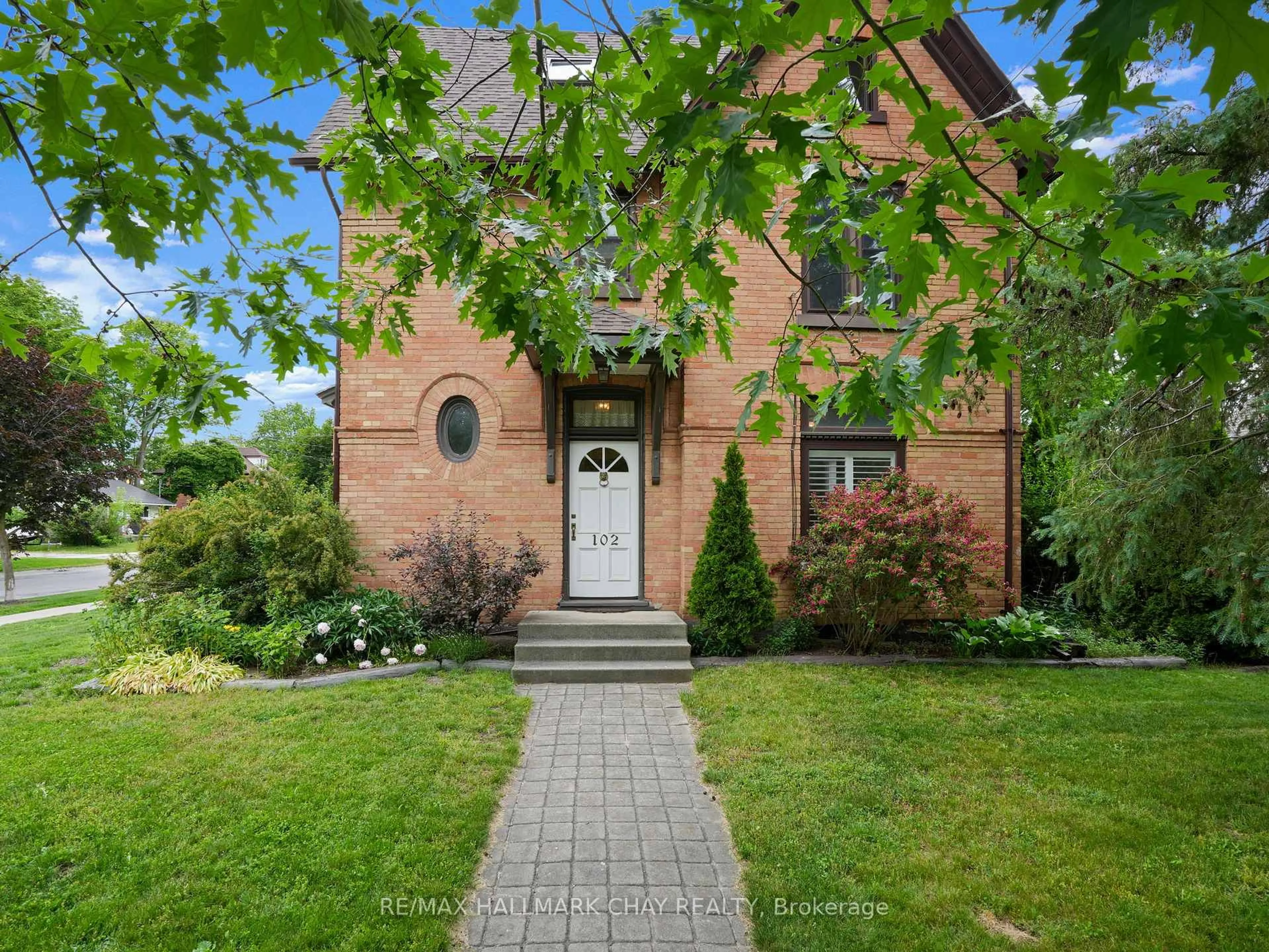 Home with brick exterior material, street for 102 Wellington St, New Tecumseth Ontario L9R 1G7