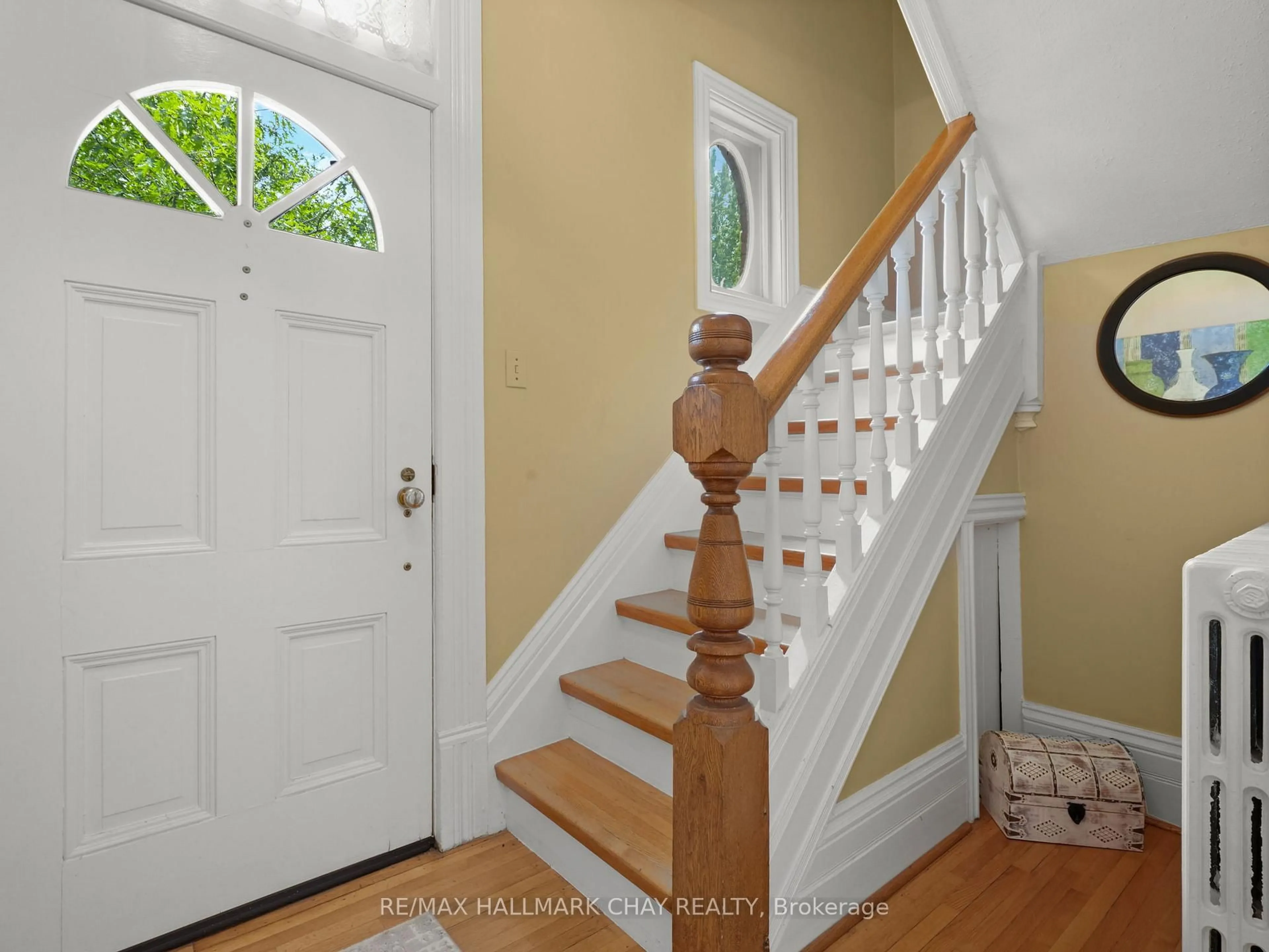 Indoor entryway for 102 Wellington St, New Tecumseth Ontario L9R 1G7