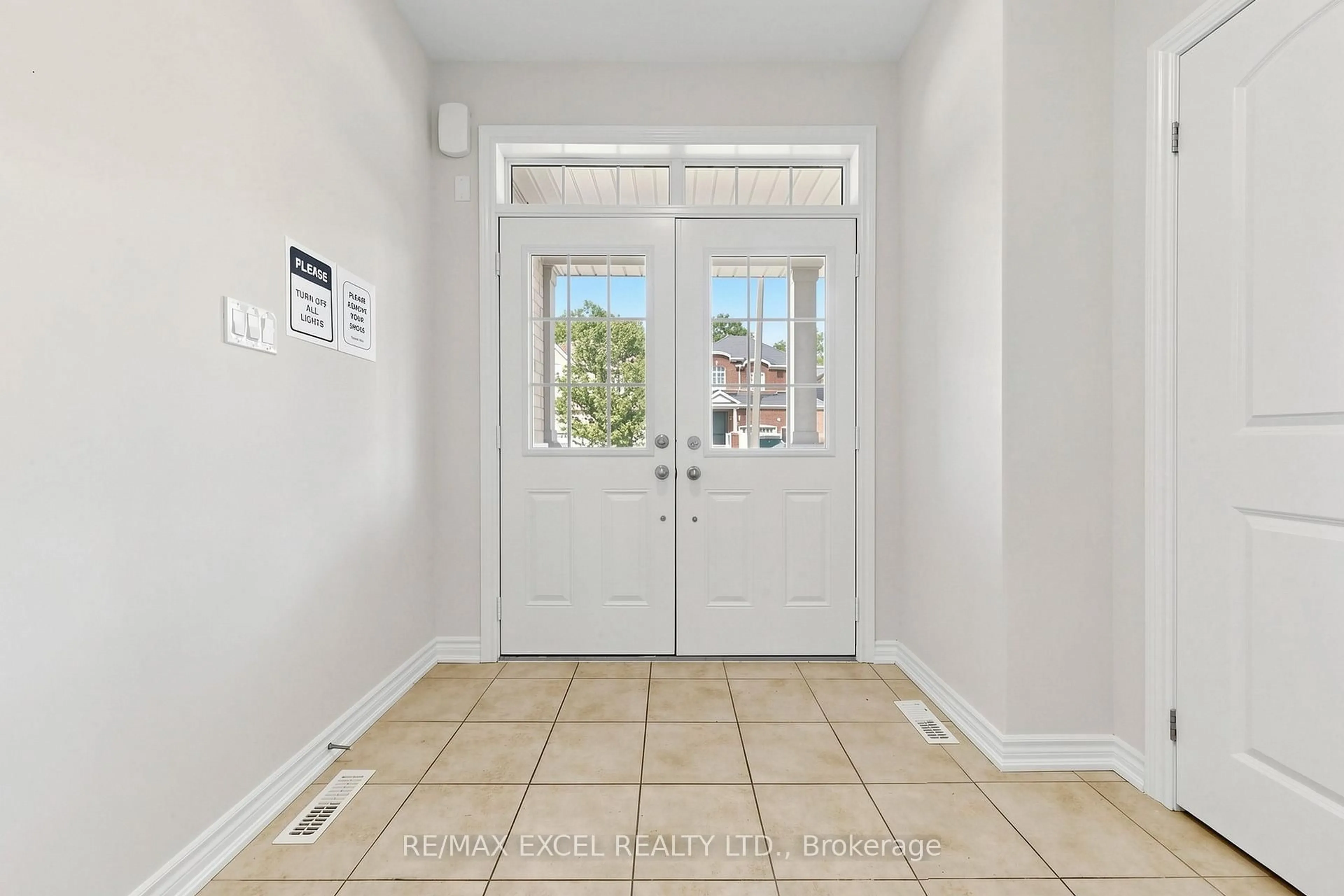 Indoor entryway for 29 Bamburg St, Georgina Ontario L0E 1R0