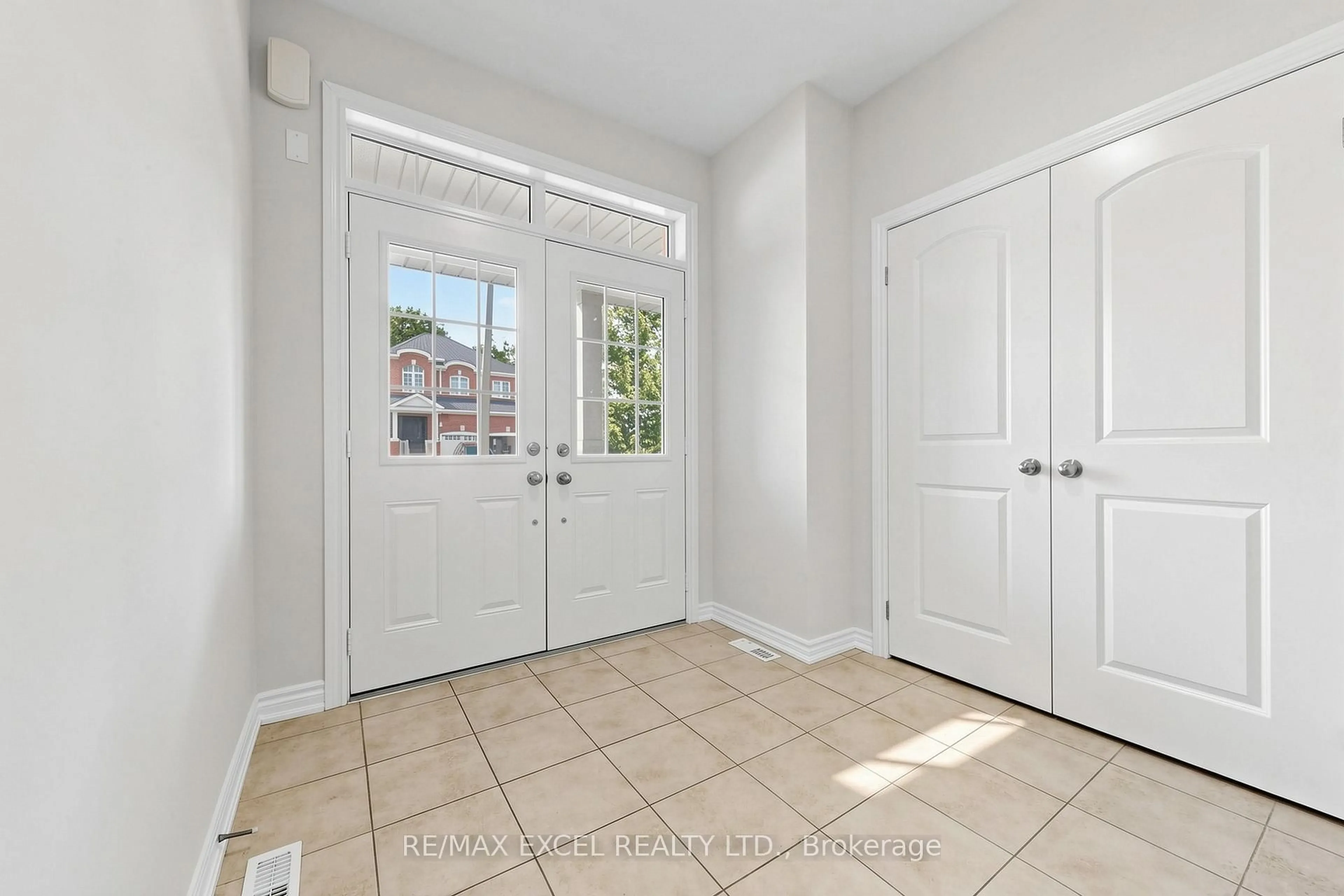 Indoor entryway for 29 Bamburg St, Georgina Ontario L0E 1R0