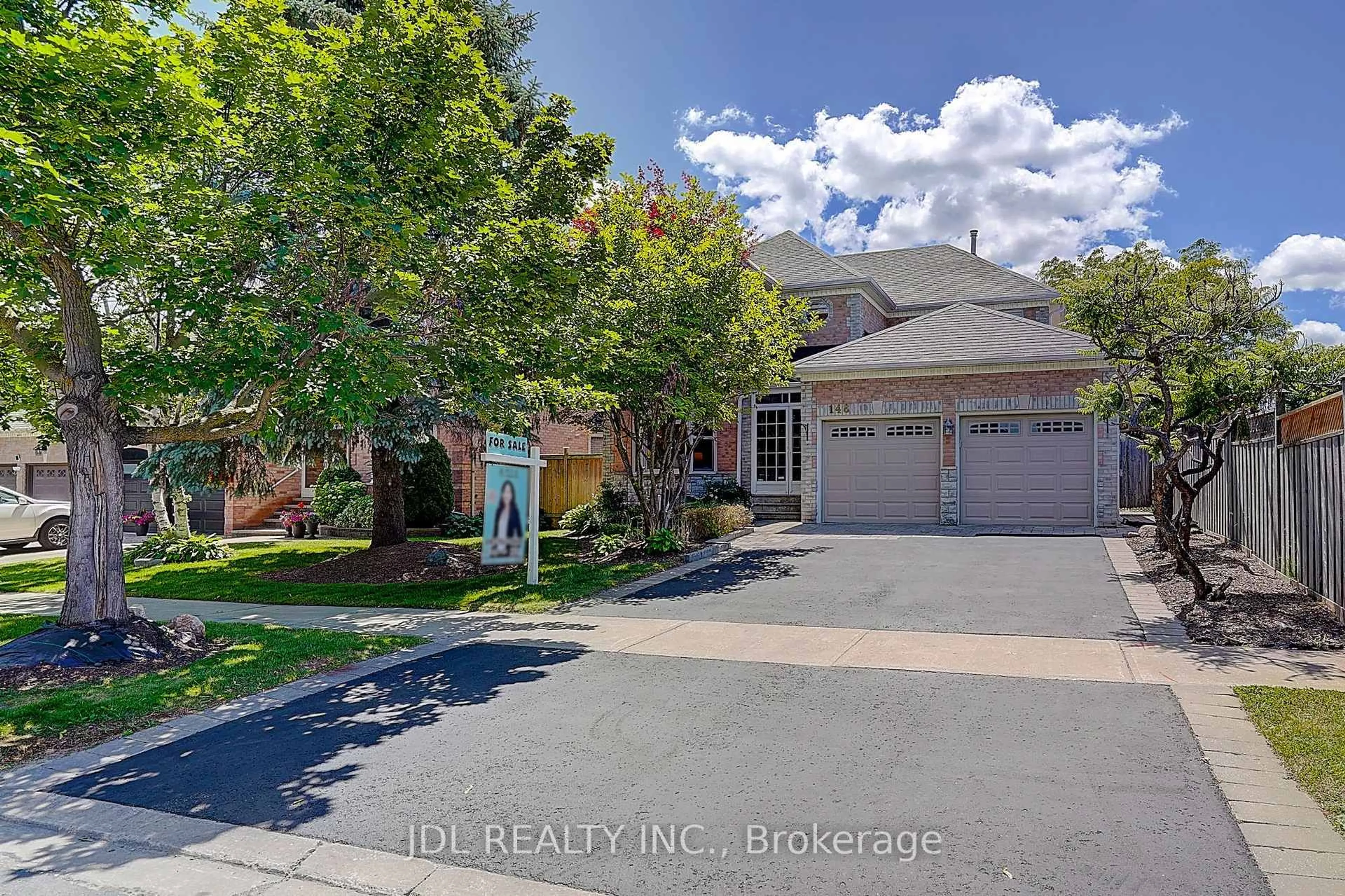 A pic from outside/outdoor area/front of a property/back of a property/a pic from drone, street for 148 Manhattan Dr, Markham Ontario L3P 7S1