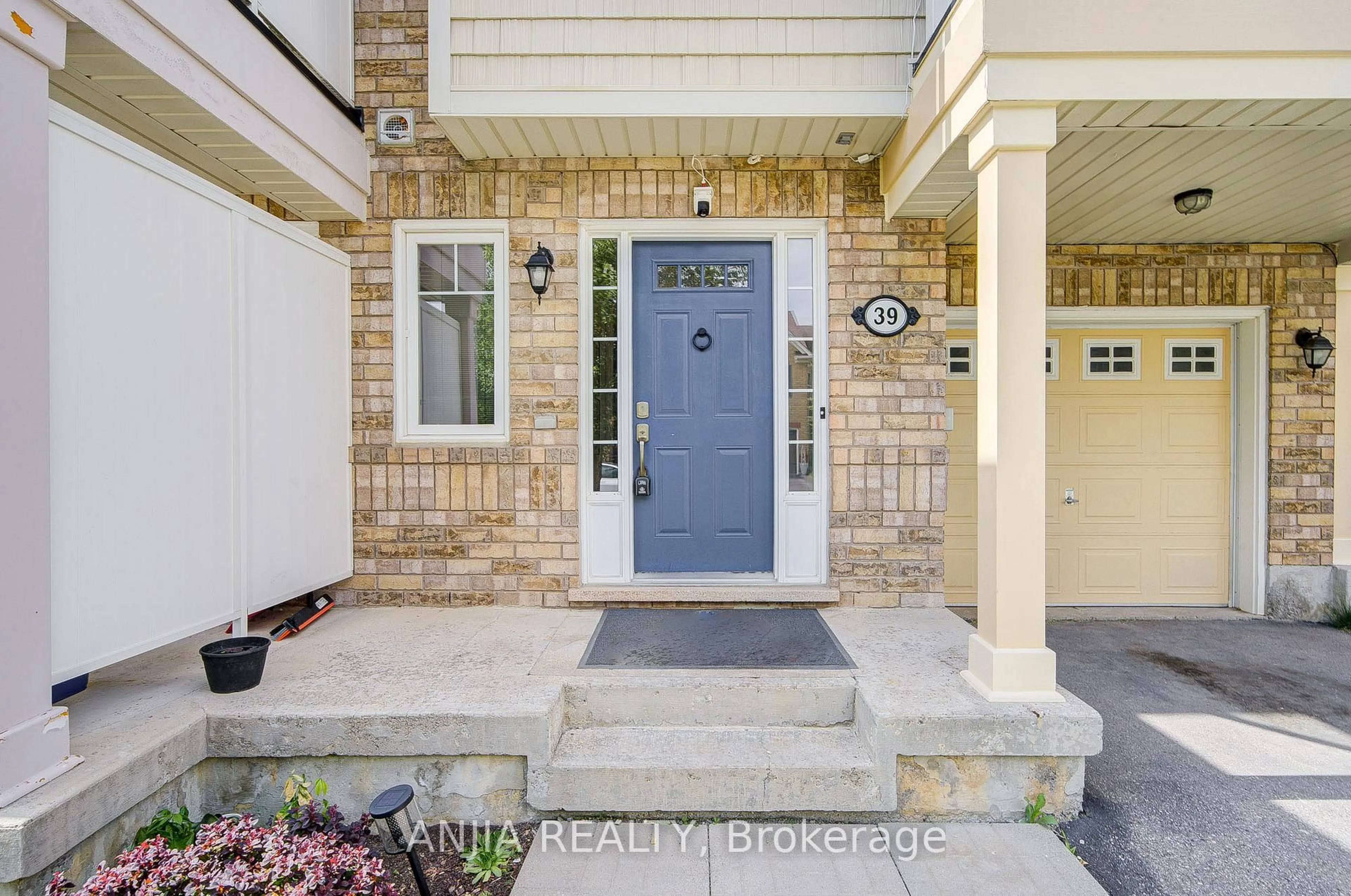 Indoor entryway for 39 Miltrose Cres, Whitchurch-Stouffville Ontario L4A 0P8
