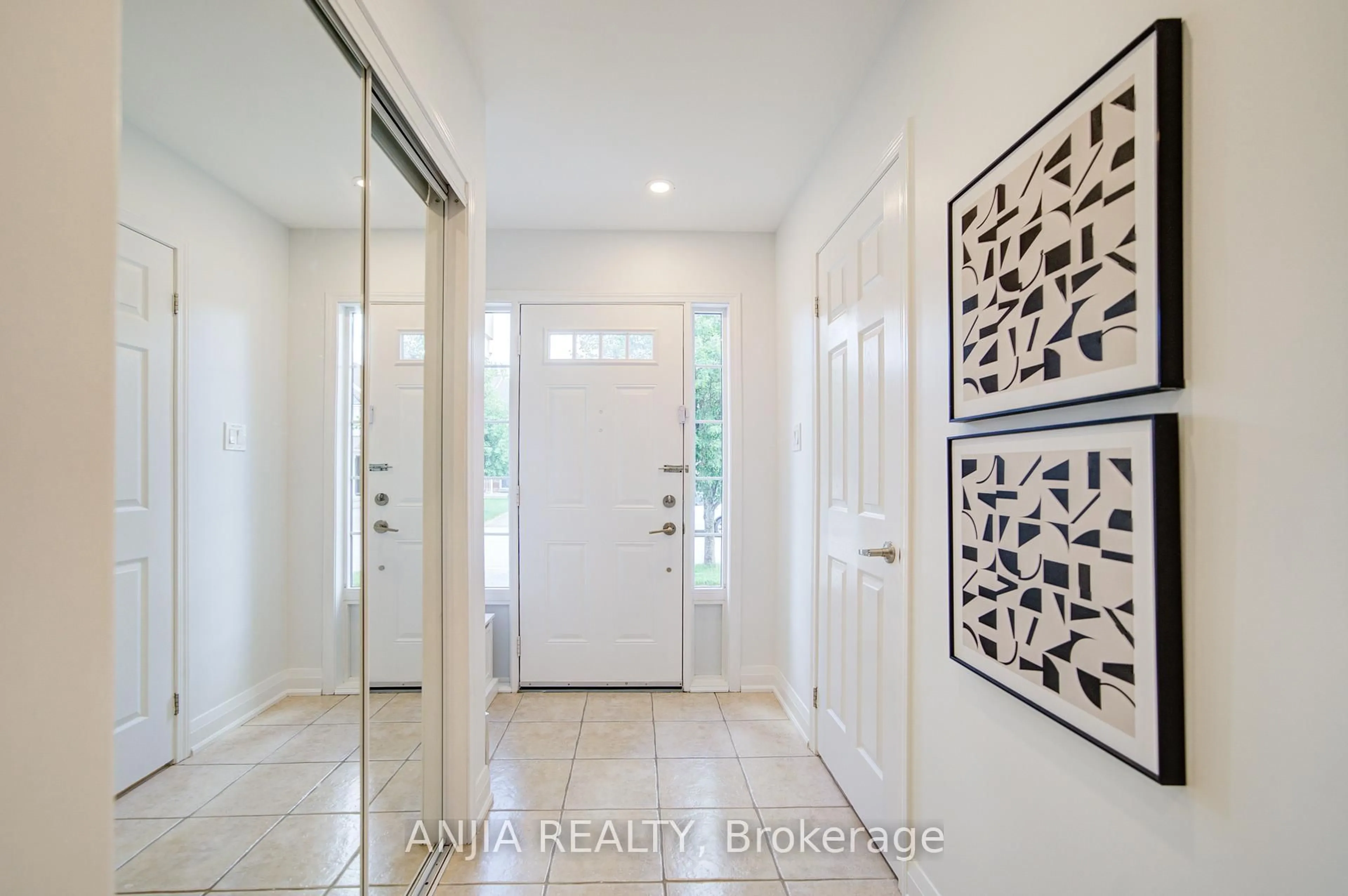 Indoor entryway for 39 Miltrose Cres, Whitchurch-Stouffville Ontario L4A 0P8