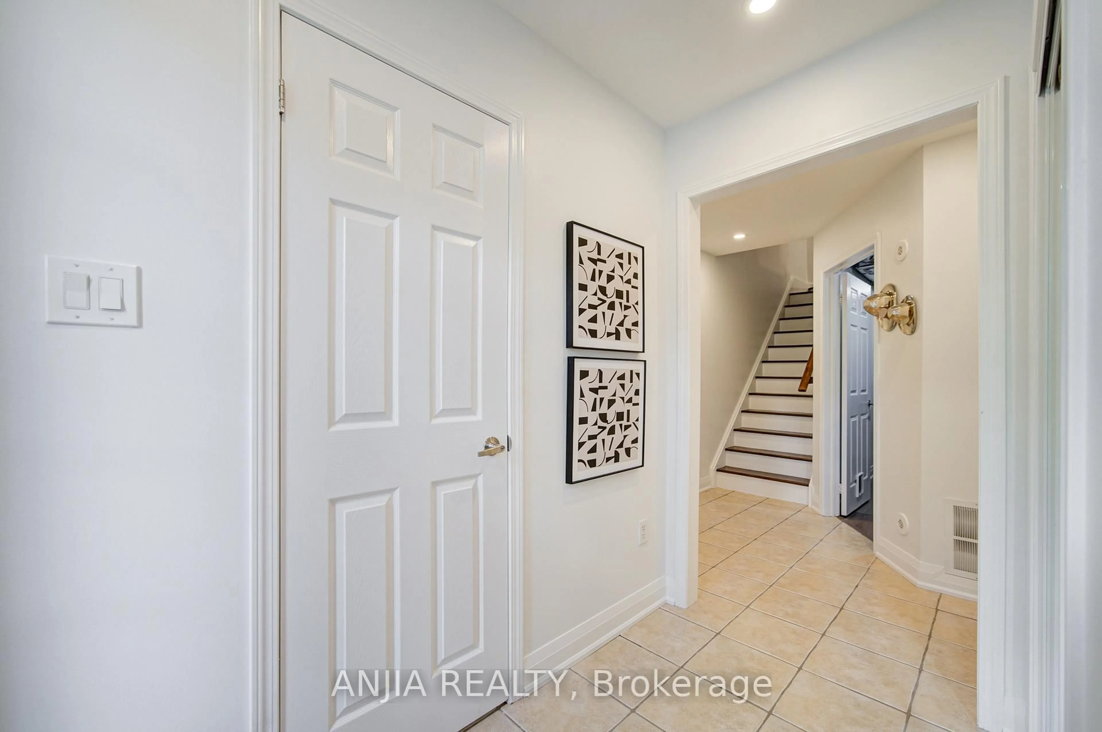 Indoor entryway for 39 Miltrose Cres, Whitchurch-Stouffville Ontario L4A 0P8