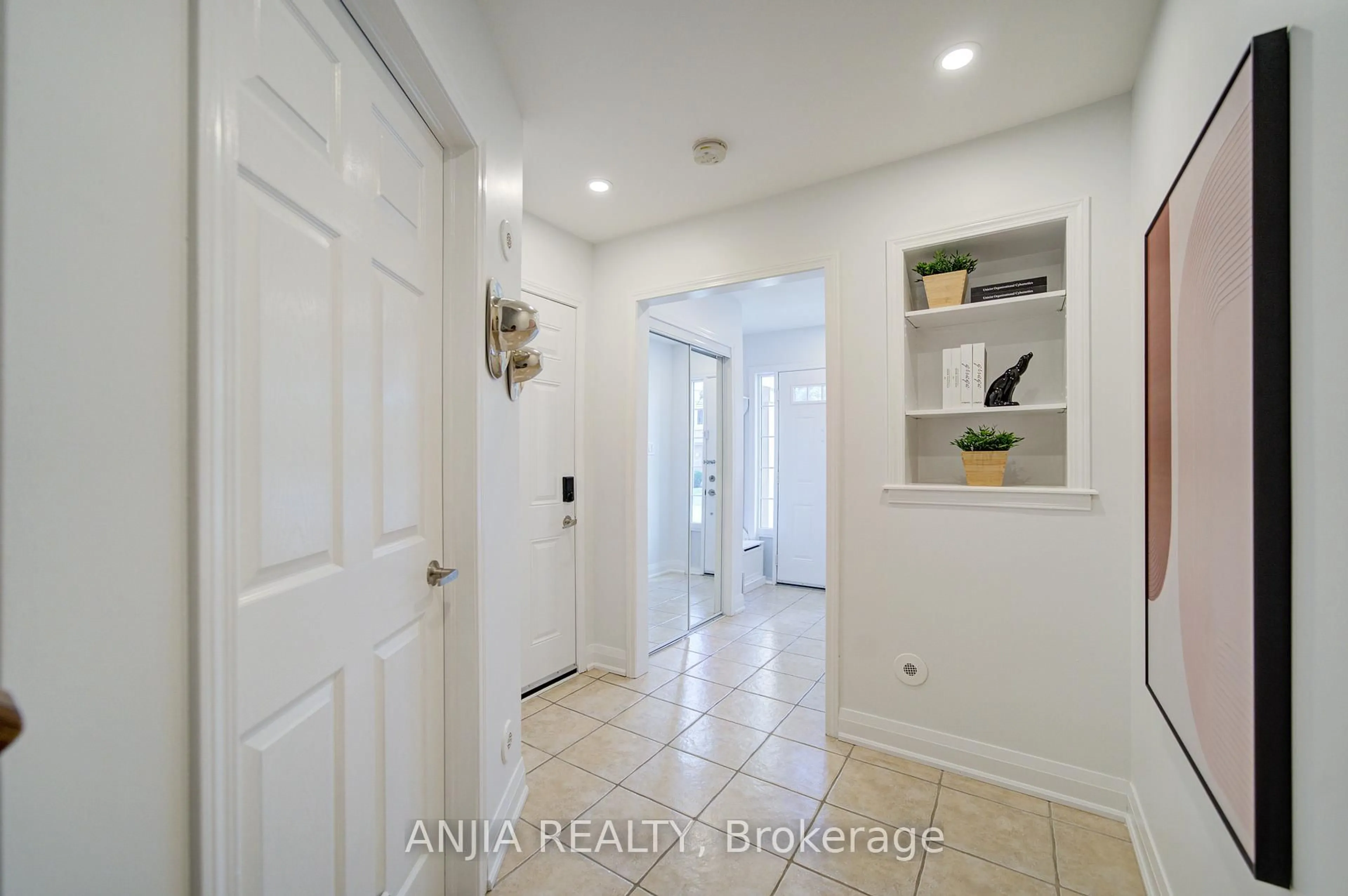 Indoor entryway for 39 Miltrose Cres, Whitchurch-Stouffville Ontario L4A 0P8