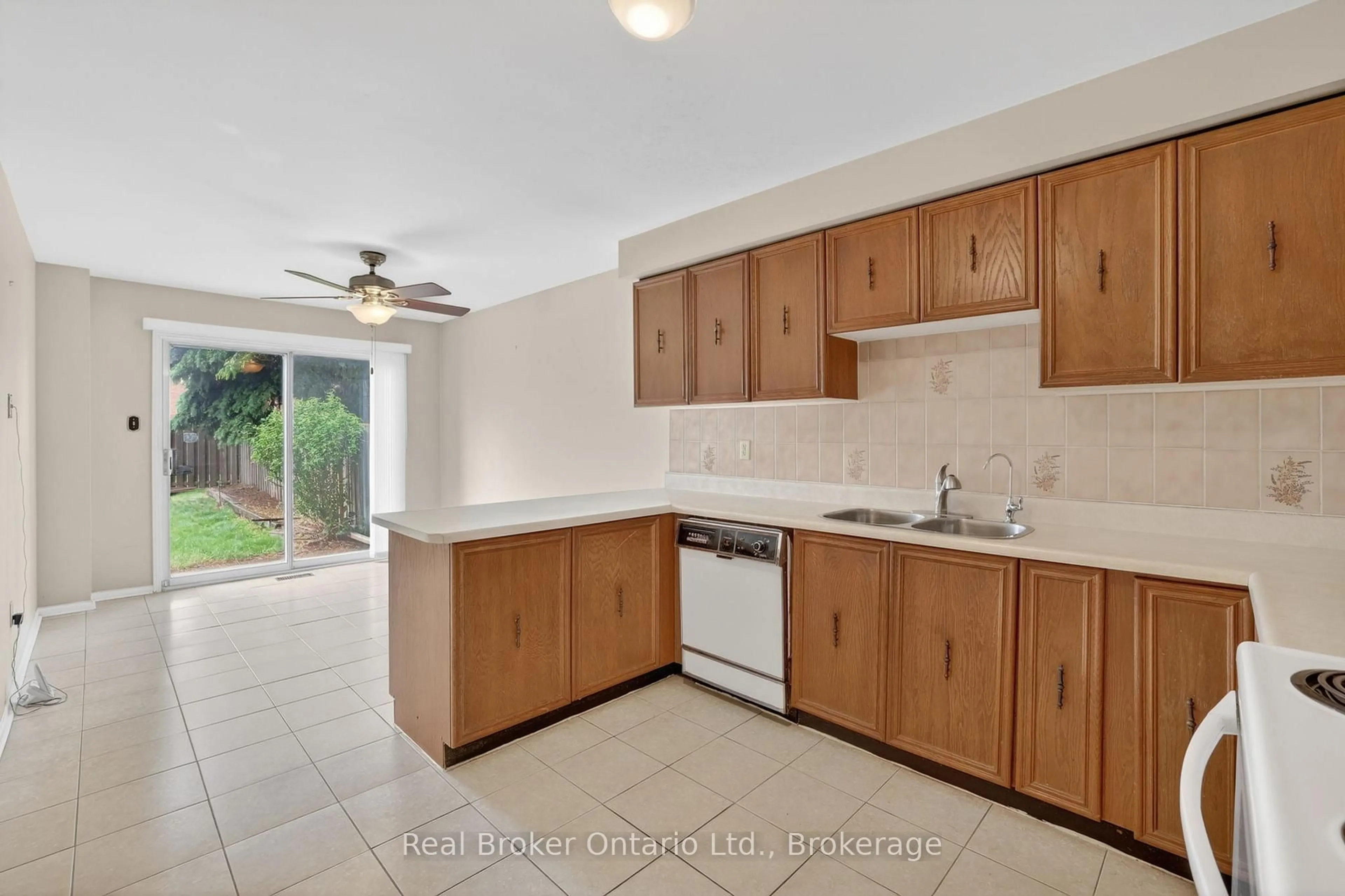 Standard kitchen, ceramic/tile floor for 415 Conley St, Vaughan Ontario L4J 6T3