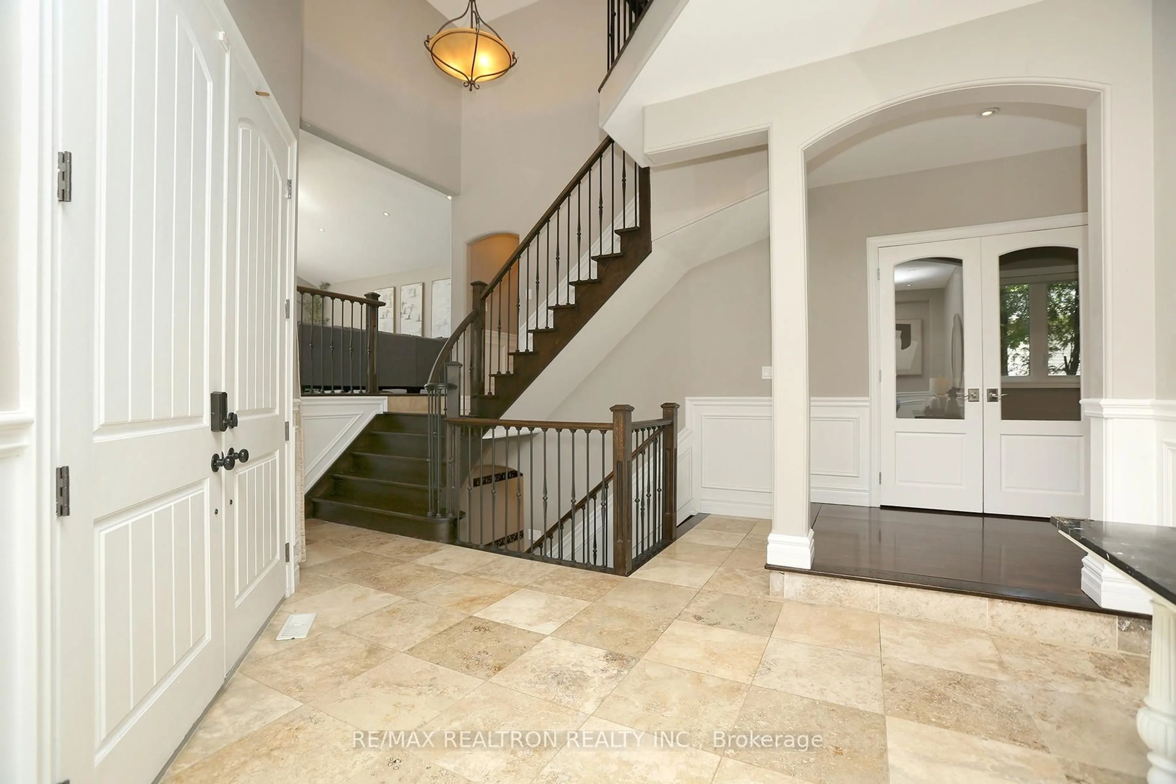 Indoor entryway for 49 Hamilton Dr, Newmarket Ontario L3Y 3E7