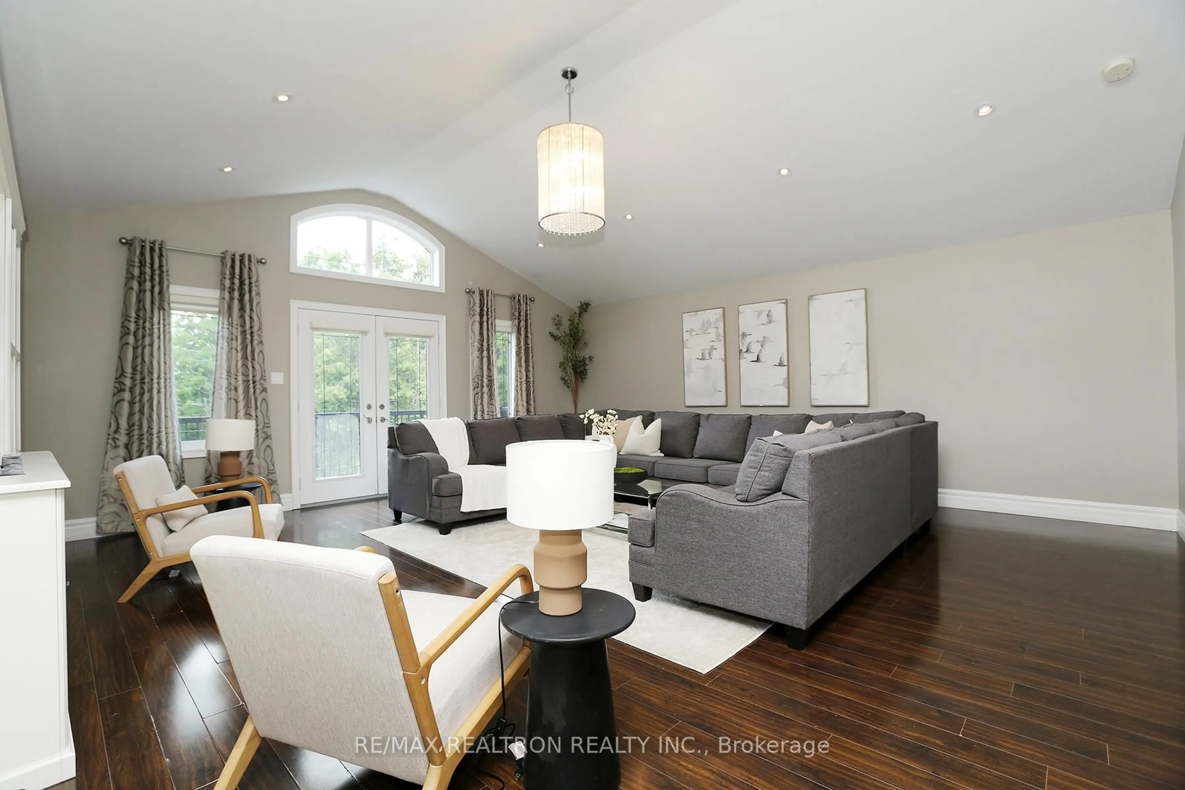 Living room with furniture, wood/laminate floor for 49 Hamilton Dr, Newmarket Ontario L3Y 3E7