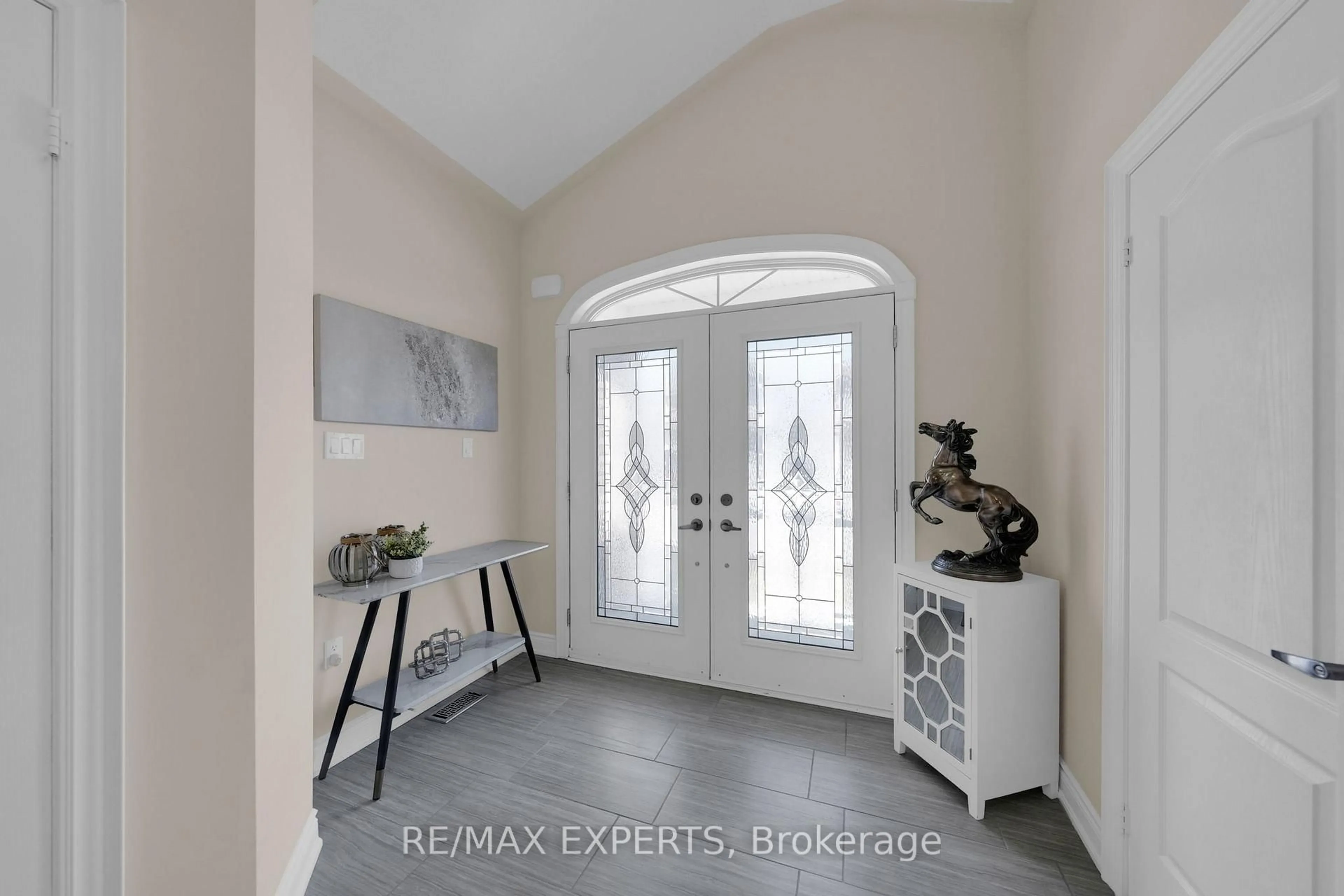 Indoor entryway for 57 Hopkins Cres, Bradford West Gwillimbury Ontario L3Z 0R7
