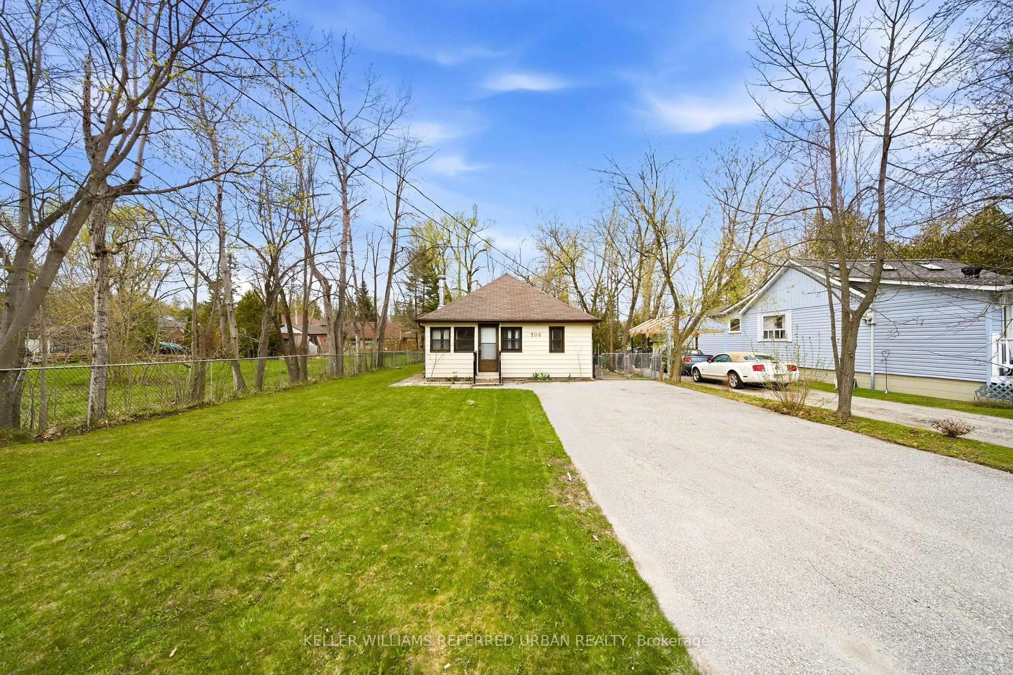 A pic from outside/outdoor area/front of a property/back of a property/a pic from drone, street for 706 Chestnut St, Innisfil Ontario L9S 2H8