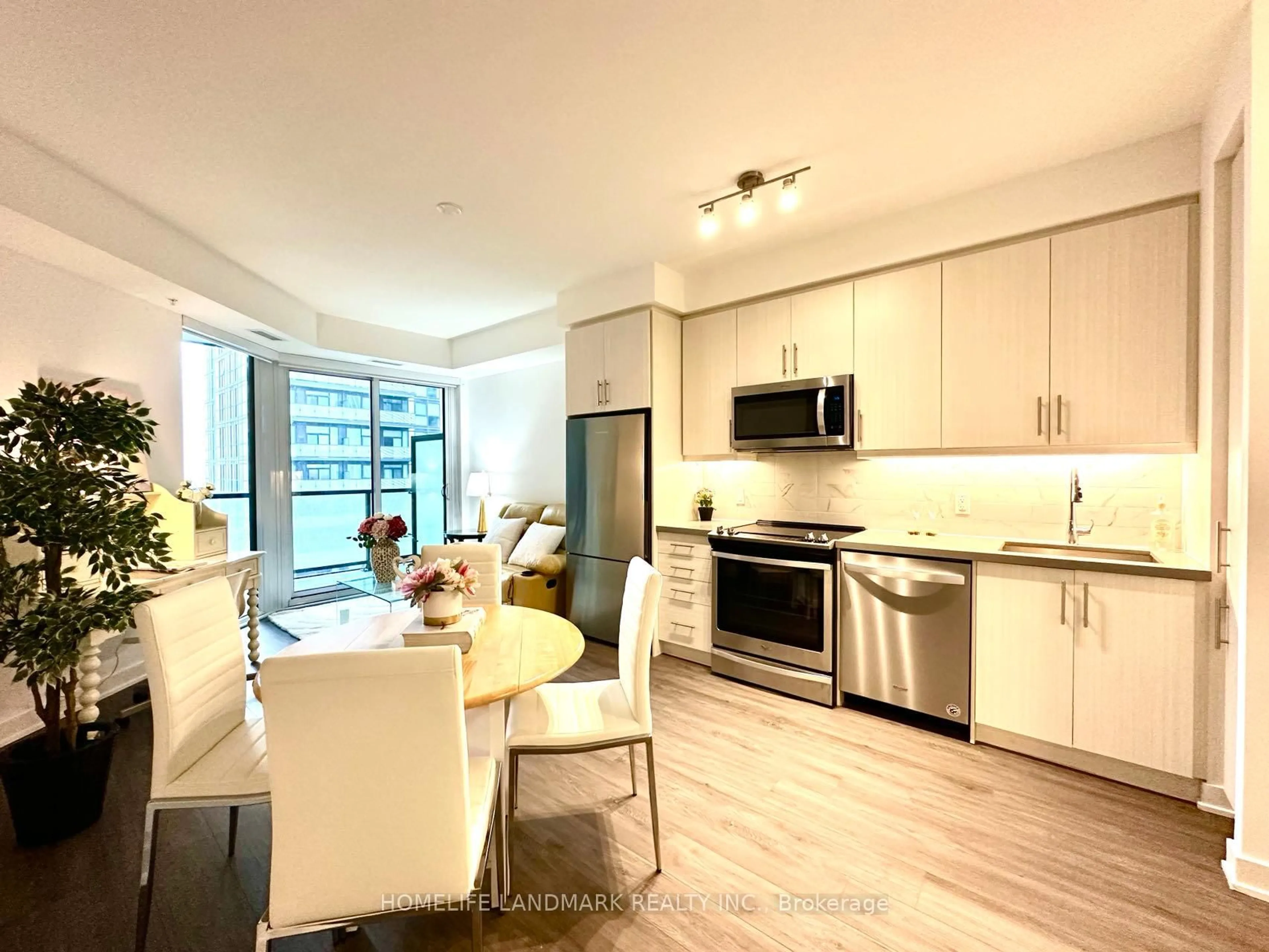 Open concept kitchen, unknown for 85 Oneida Cres #813, Richmond Hill Ontario L4B 0H4