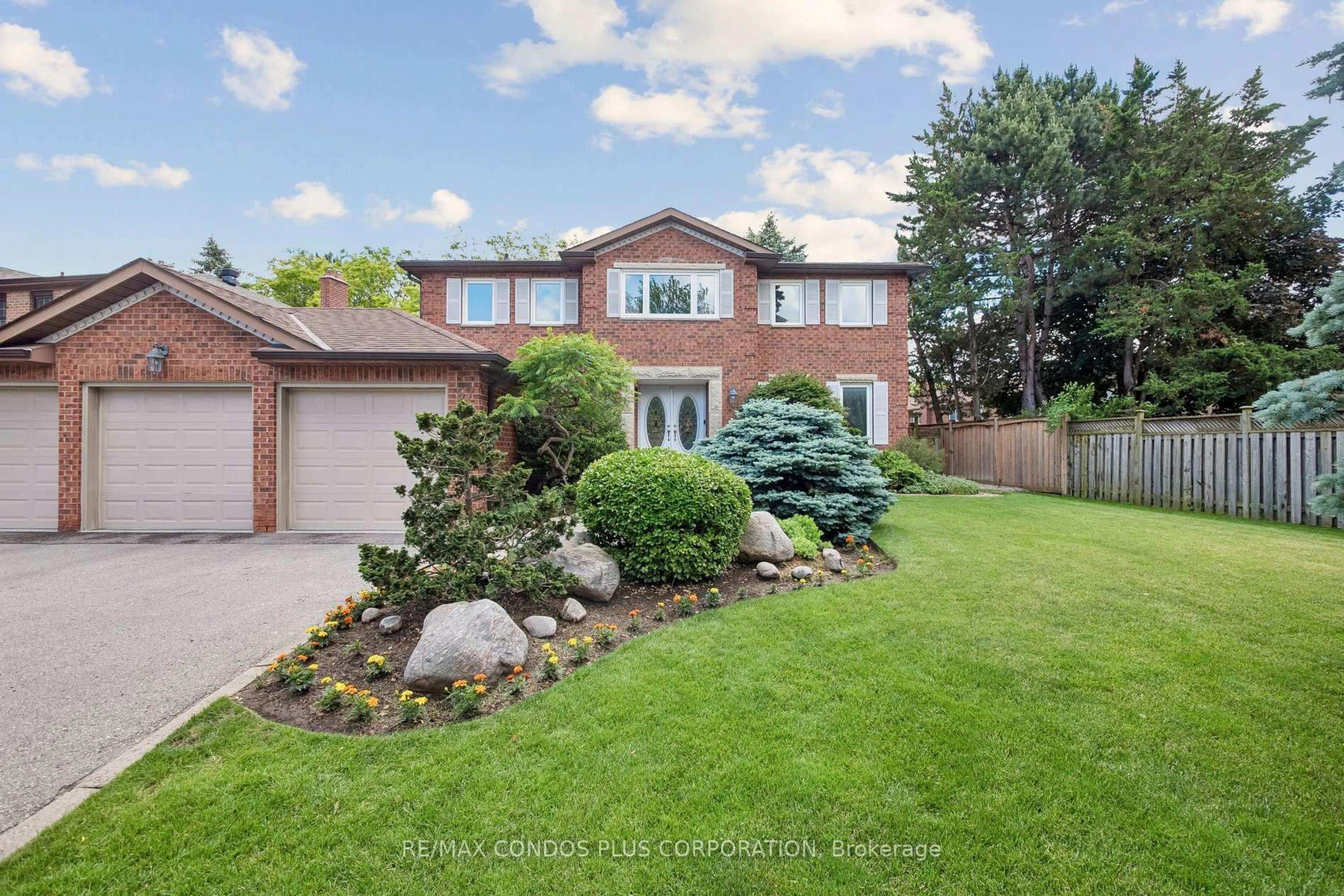 A pic from outside/outdoor area/front of a property/back of a property/a pic from drone, street for 57 Delhi Cres, Markham Ontario L3R 4J5