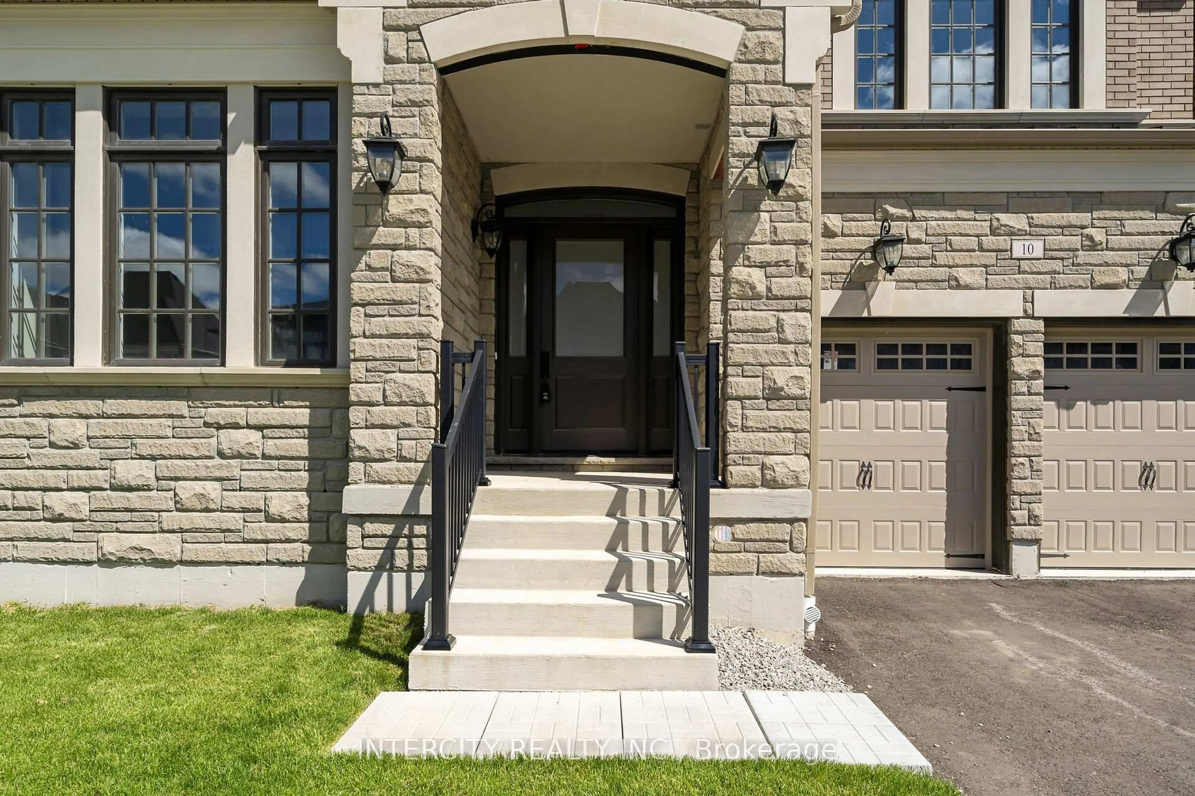Indoor entryway for 10 Saxby Farm Ave #Lot 19N, King Ontario L7B 0T2
