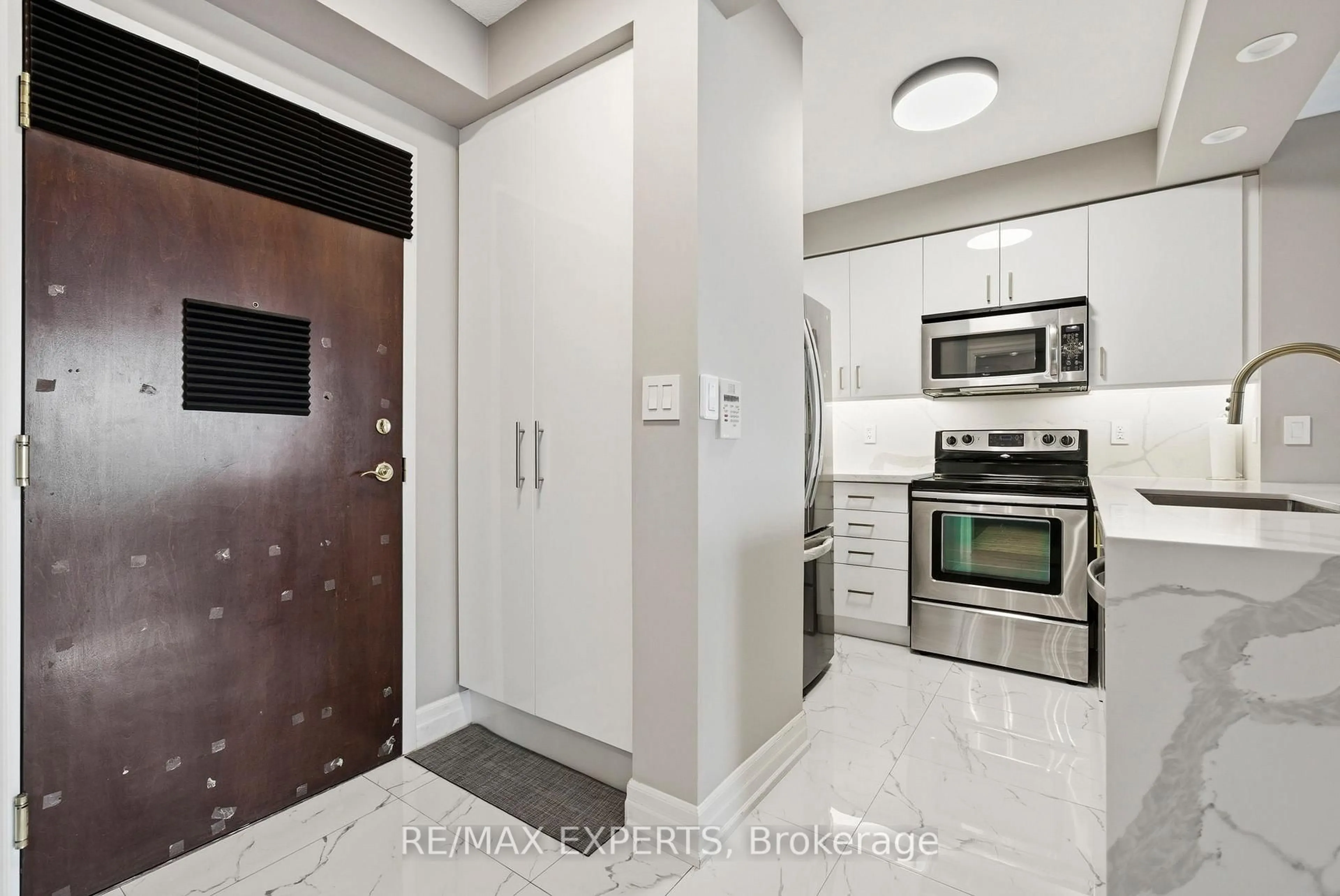 Standard kitchen, ceramic/tile floor for 88 Promenade Circ #704, Vaughan Ontario L4J 9A4