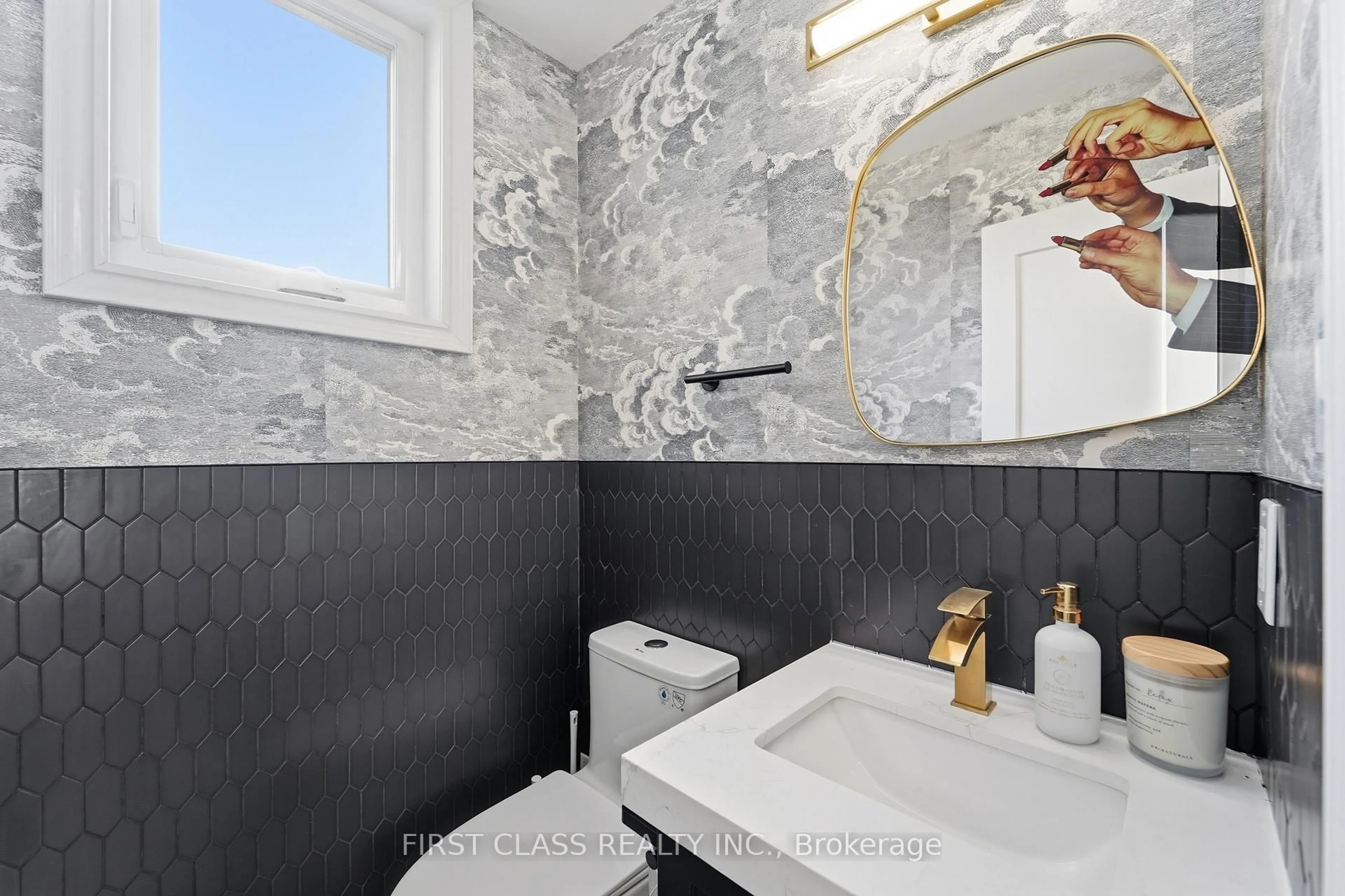 Contemporary bathroom, ceramic/tile floor for 88 Dawn Hill Tr, Markham Ontario L3T 3B3