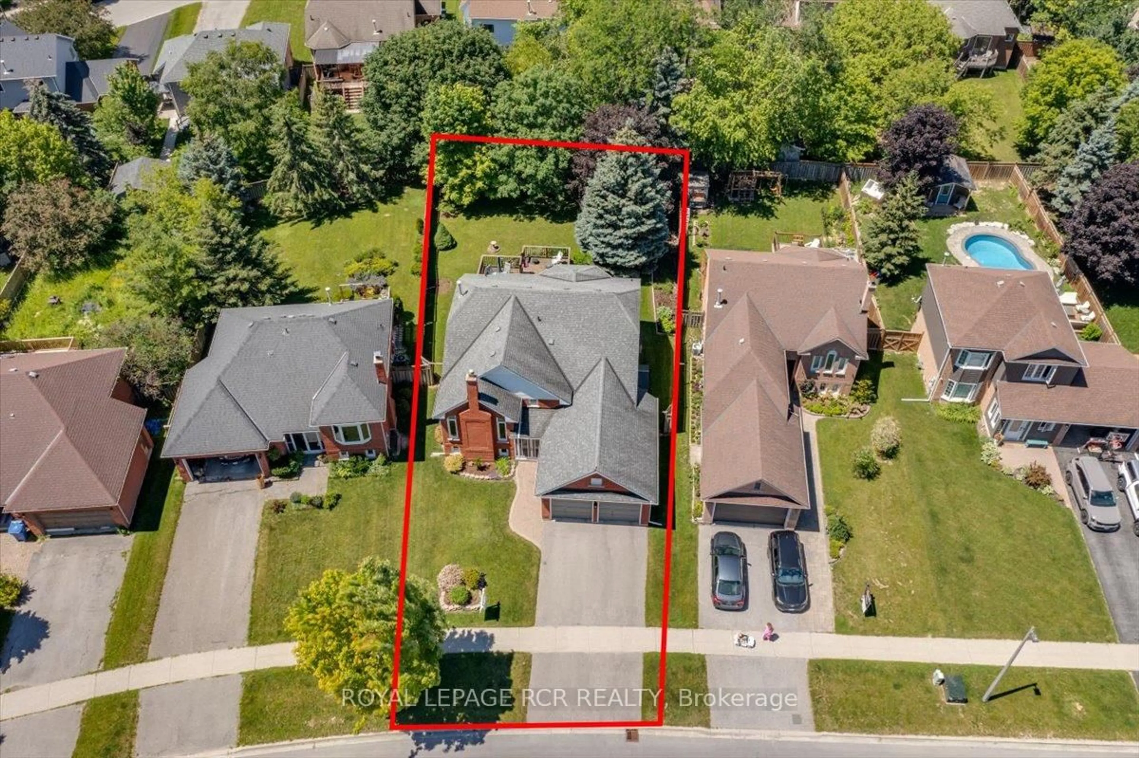 A pic from outside/outdoor area/front of a property/back of a property/a pic from drone, street for 104 Carrick Ave, Georgina Ontario L4P 3R7