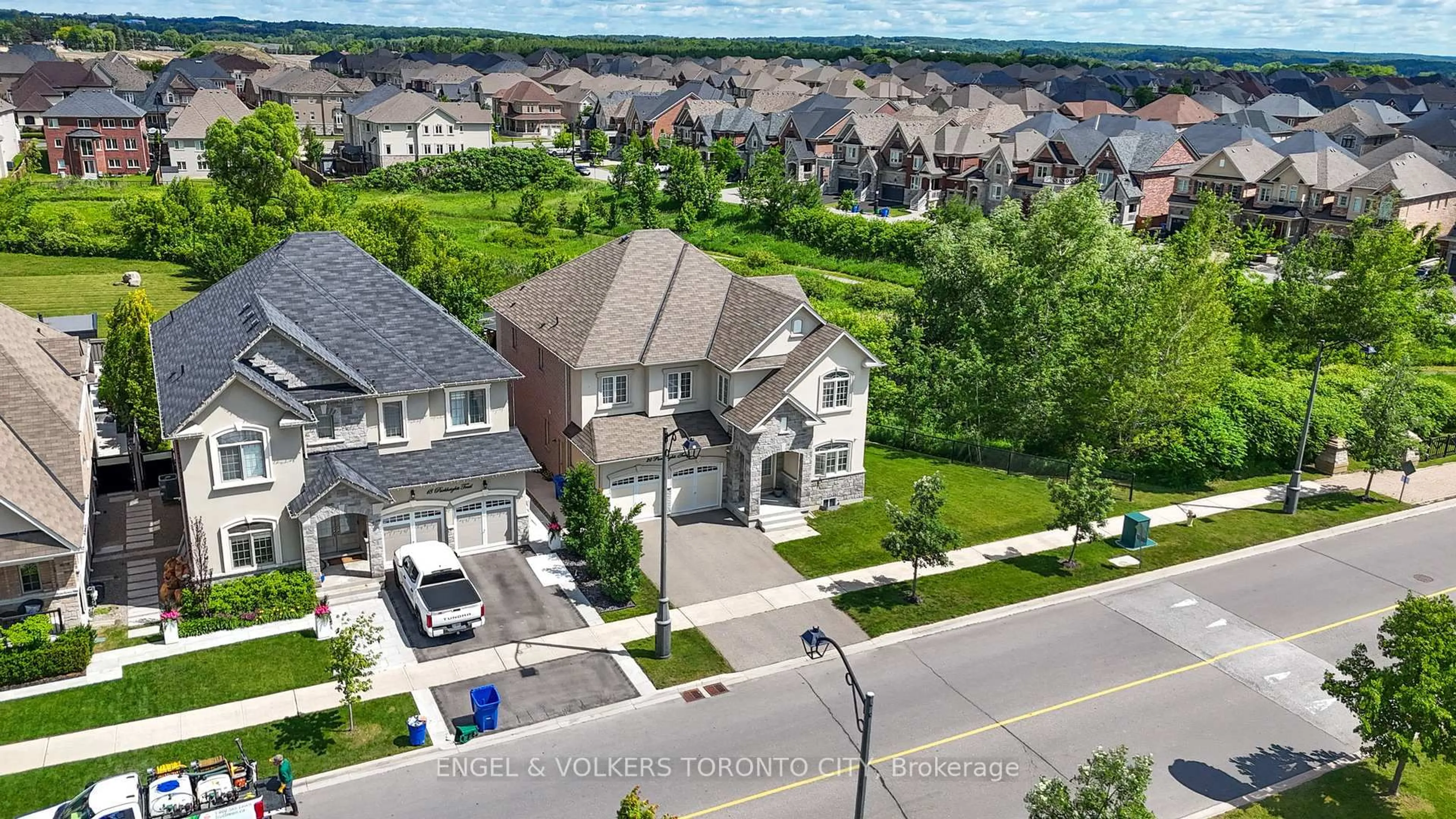 A pic from outside/outdoor area/front of a property/back of a property/a pic from drone, street for 20 Parkheights Tr, King Ontario L7B 0A6