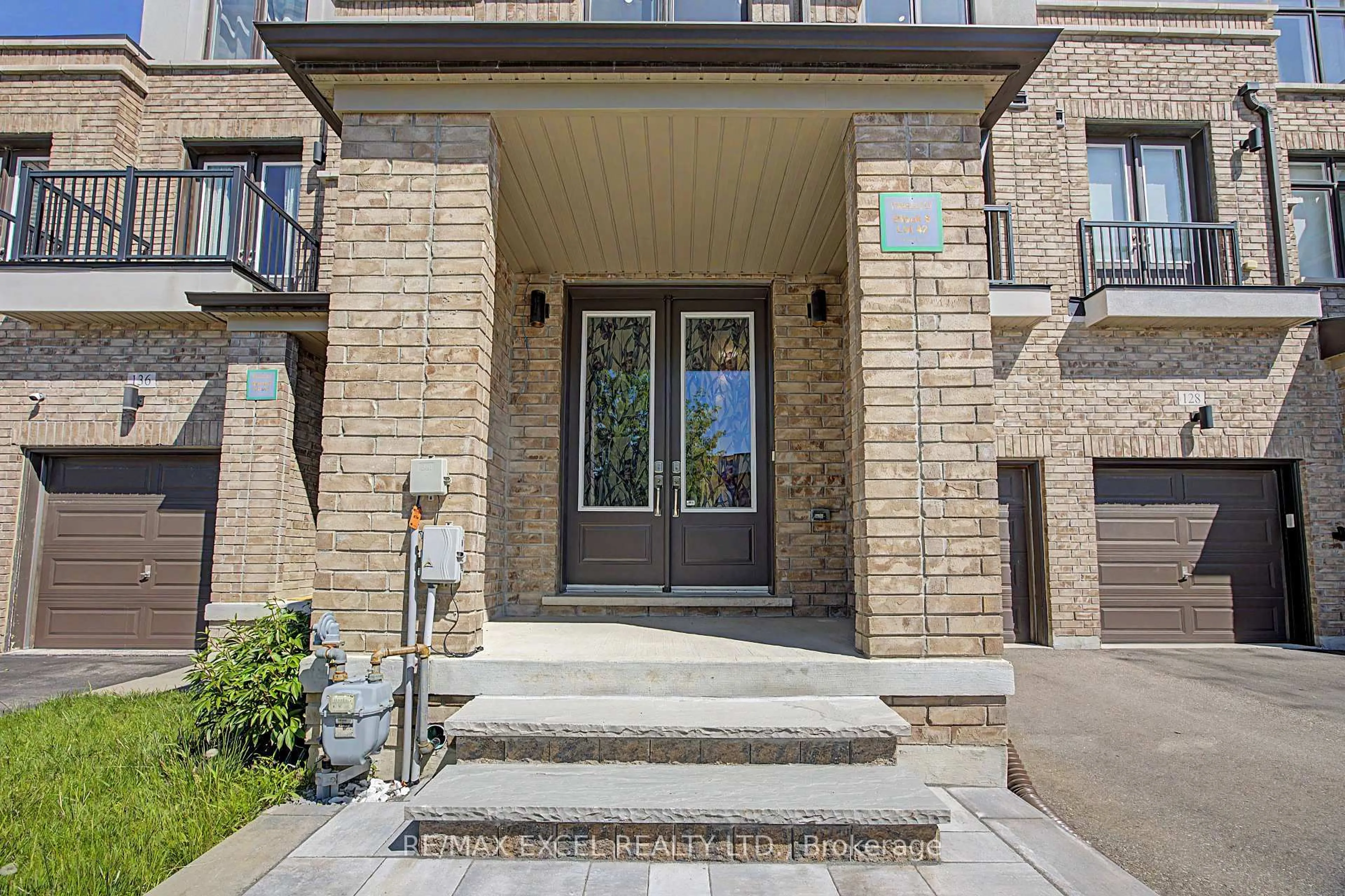Indoor entryway for 132 Elyse Crt, Aurora Ontario L4G 2C9