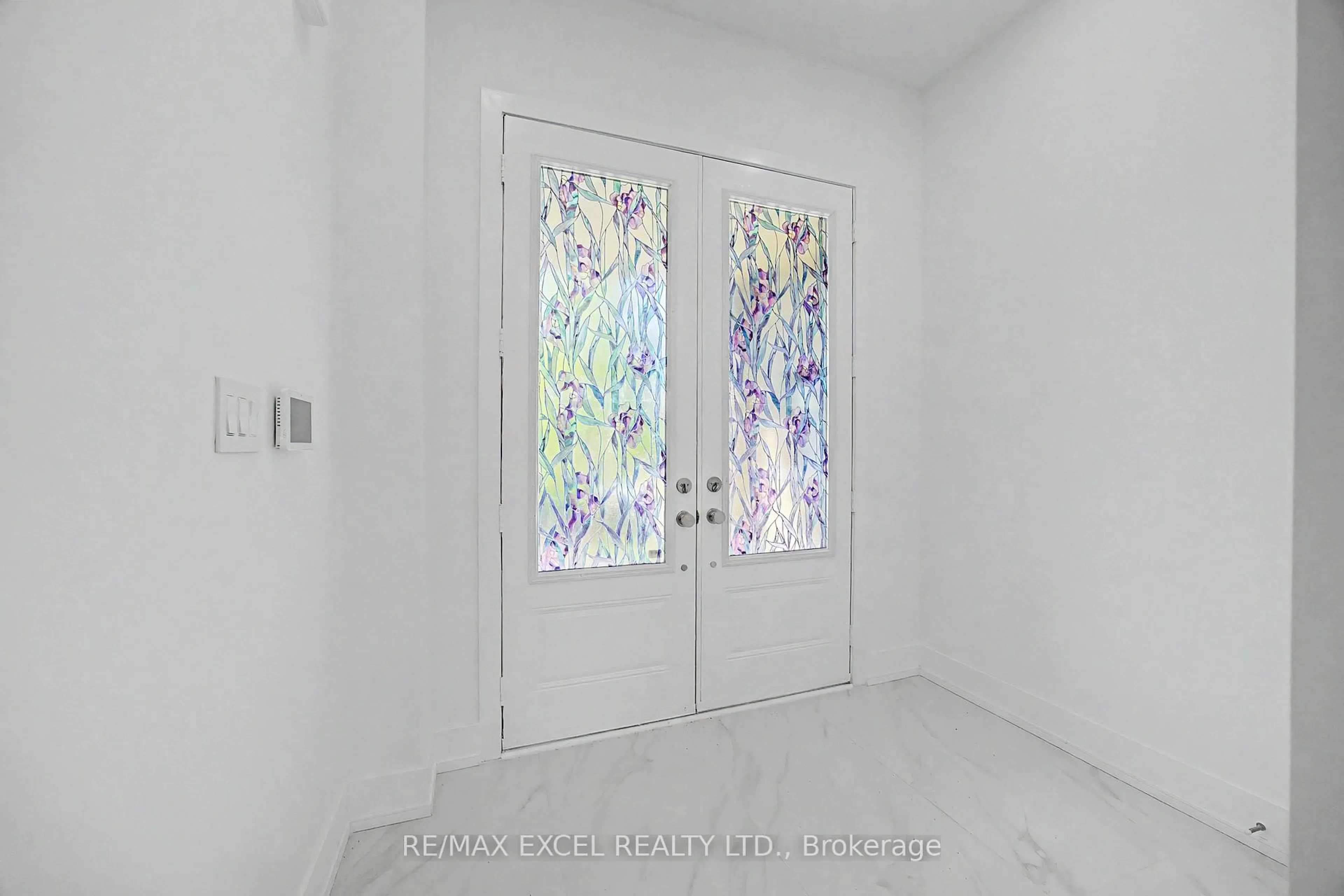 Indoor entryway for 132 Elyse Crt, Aurora Ontario L4G 2C9