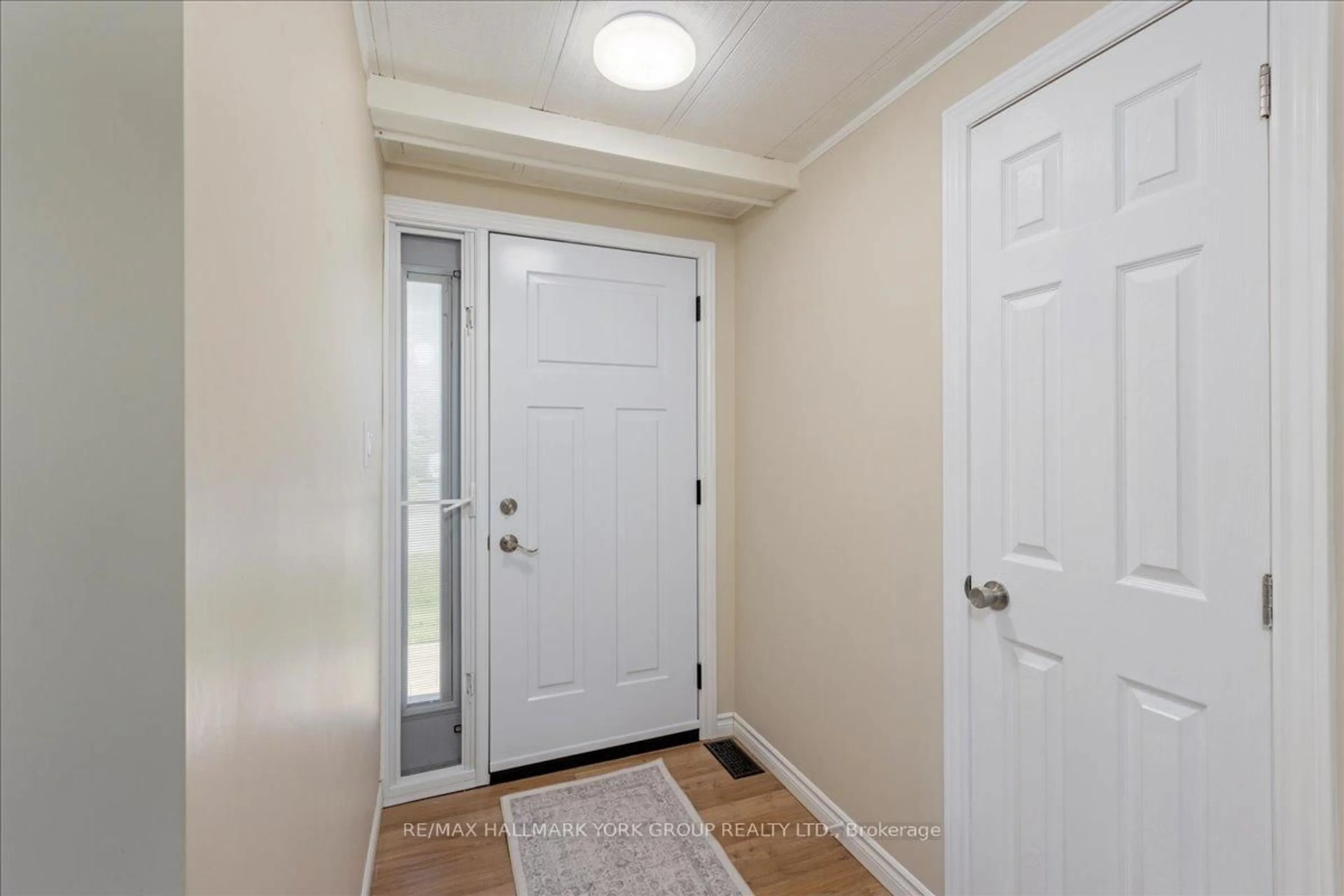 Indoor entryway for 120 Roxanna Dr, Georgina Ontario L0E 1R0