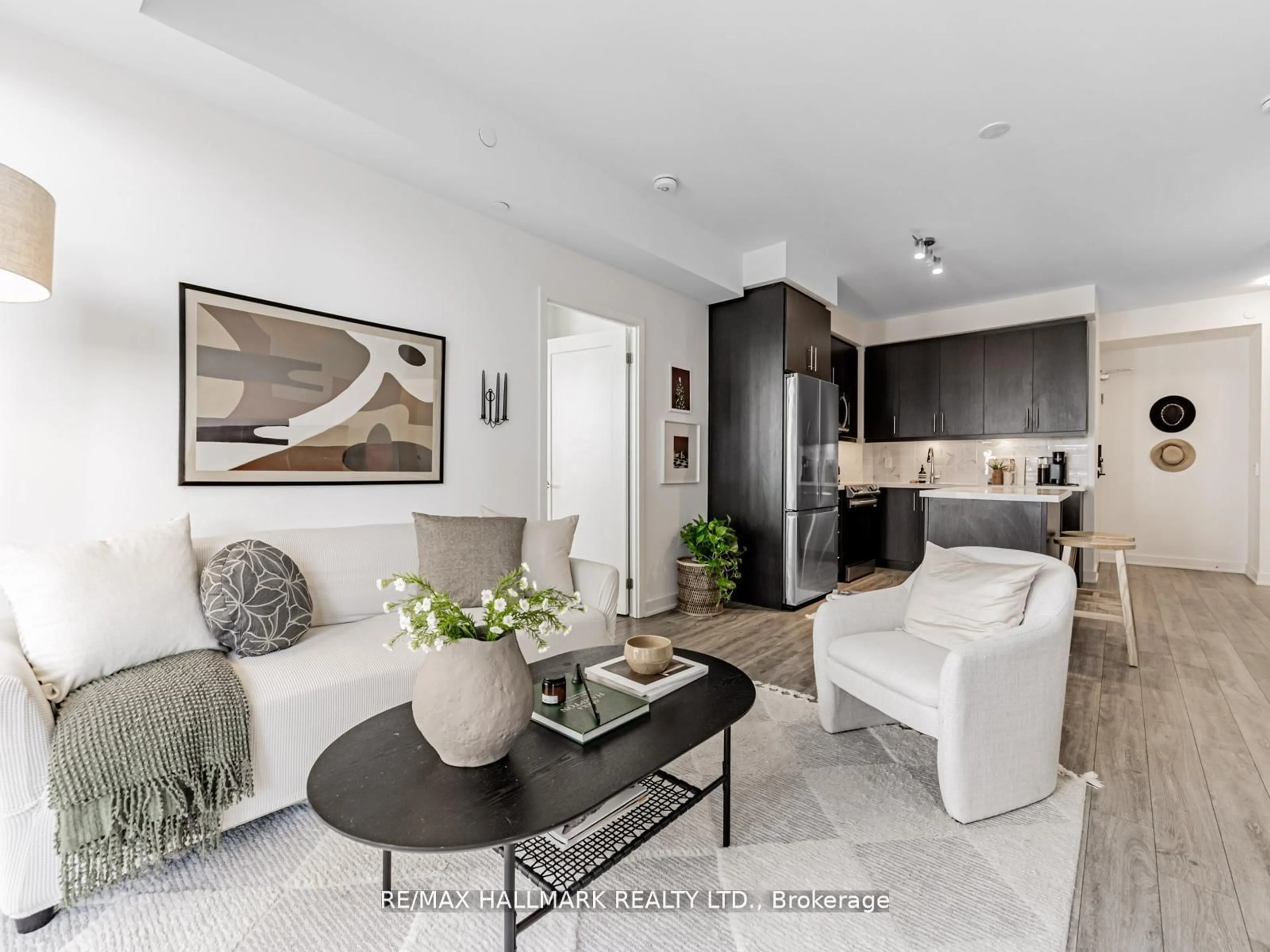Living room with furniture, unknown for 105 Oneida Cres #404, Richmond Hill Ontario L4B 0H6