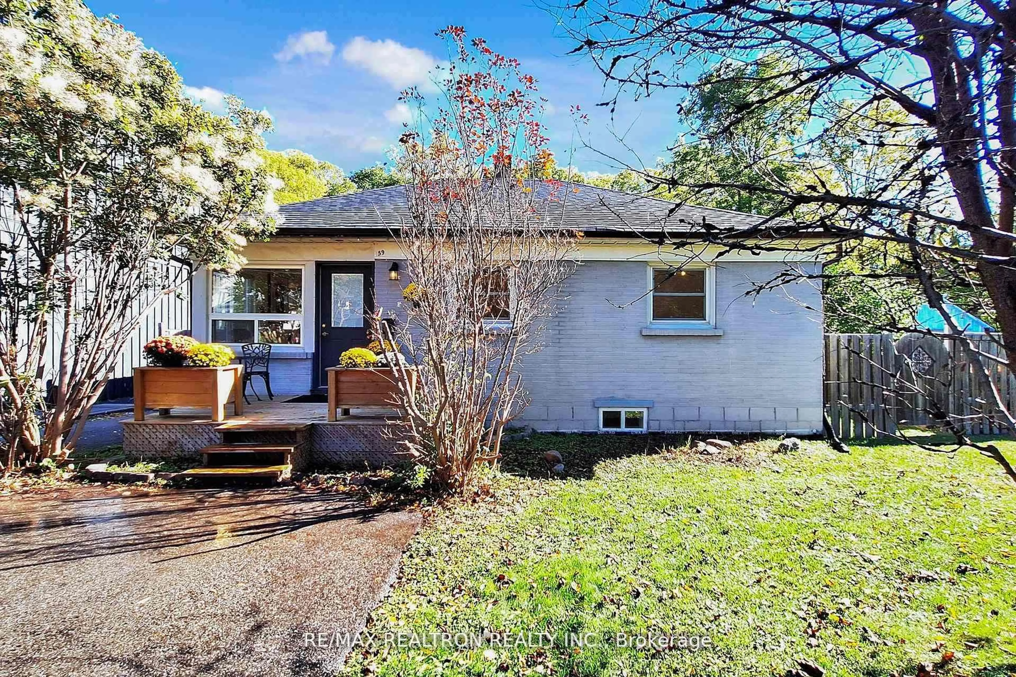 A pic from outside/outdoor area/front of a property/back of a property/a pic from drone, street for 59 Machell Ave, Aurora Ontario L4G 2R8