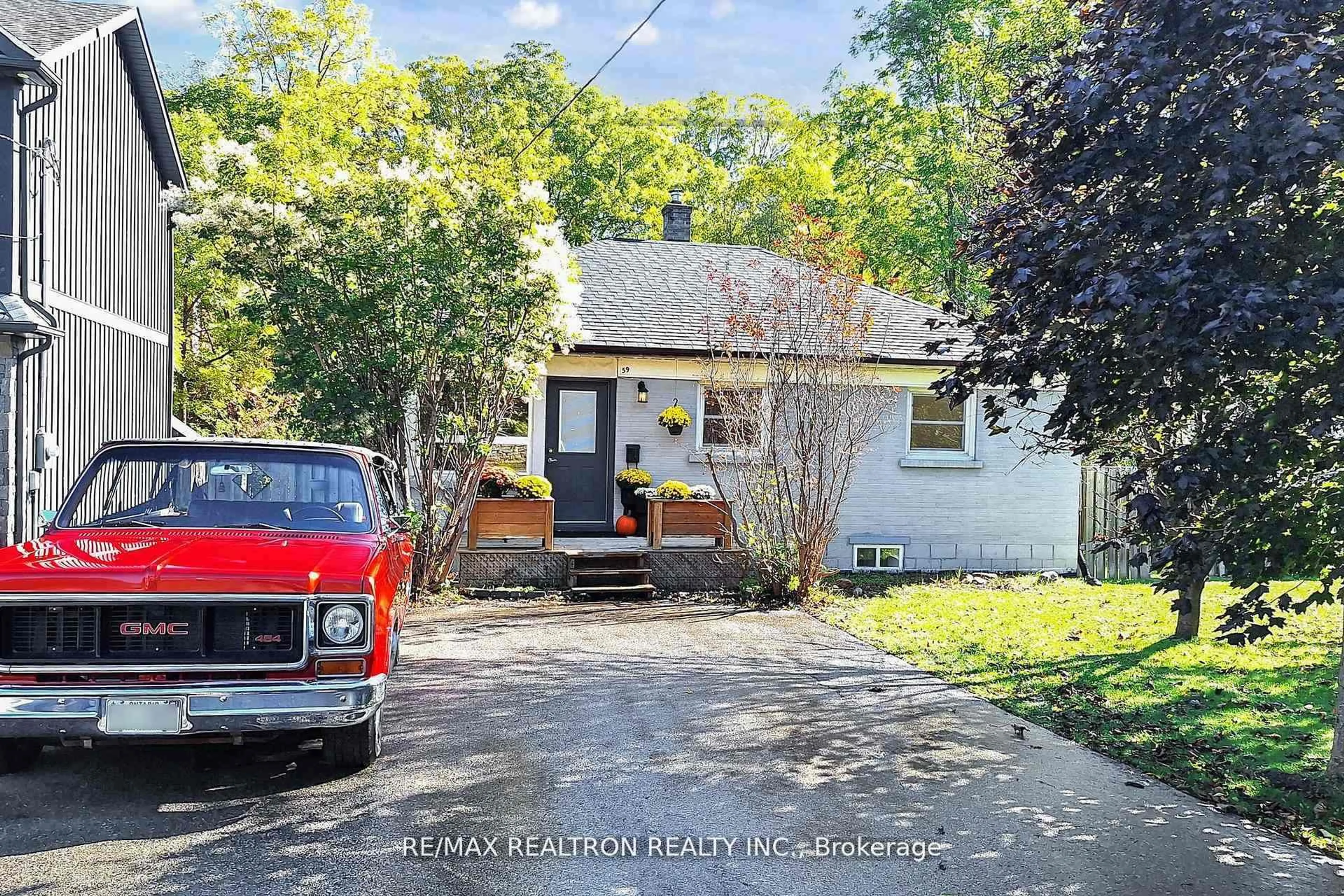 A pic from outside/outdoor area/front of a property/back of a property/a pic from drone, street for 59 Machell Ave, Aurora Ontario L4G 2R8
