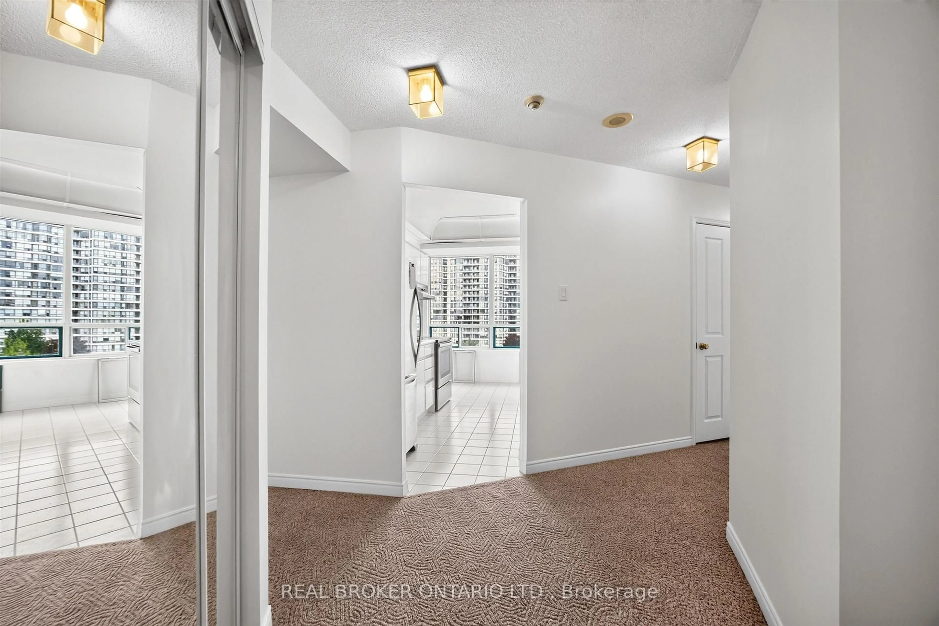 Indoor entryway for 7250 Yonge St #501, Vaughan Ontario L4J 7X1