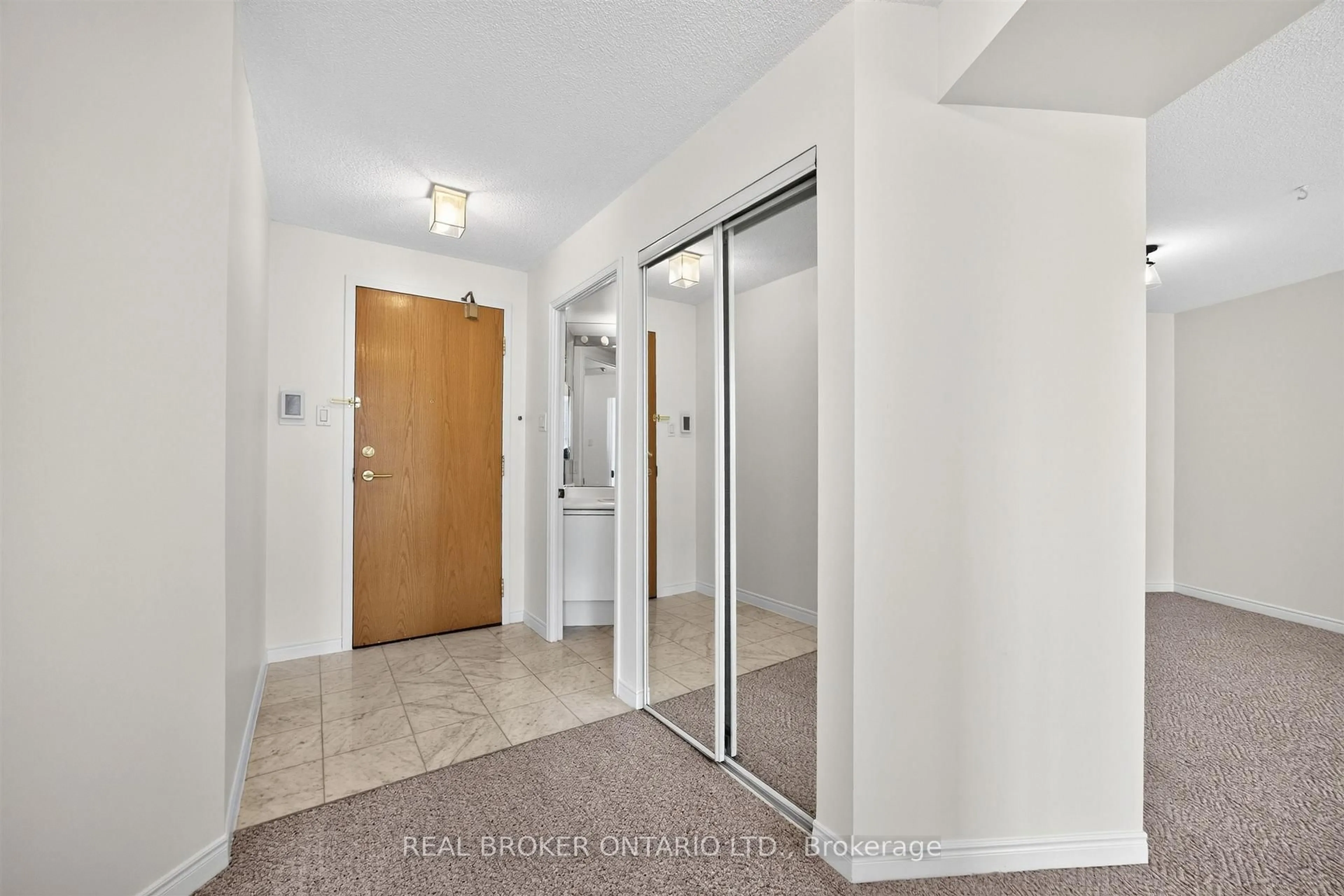 Indoor foyer for 7250 Yonge St #501, Vaughan Ontario L4J 7X1