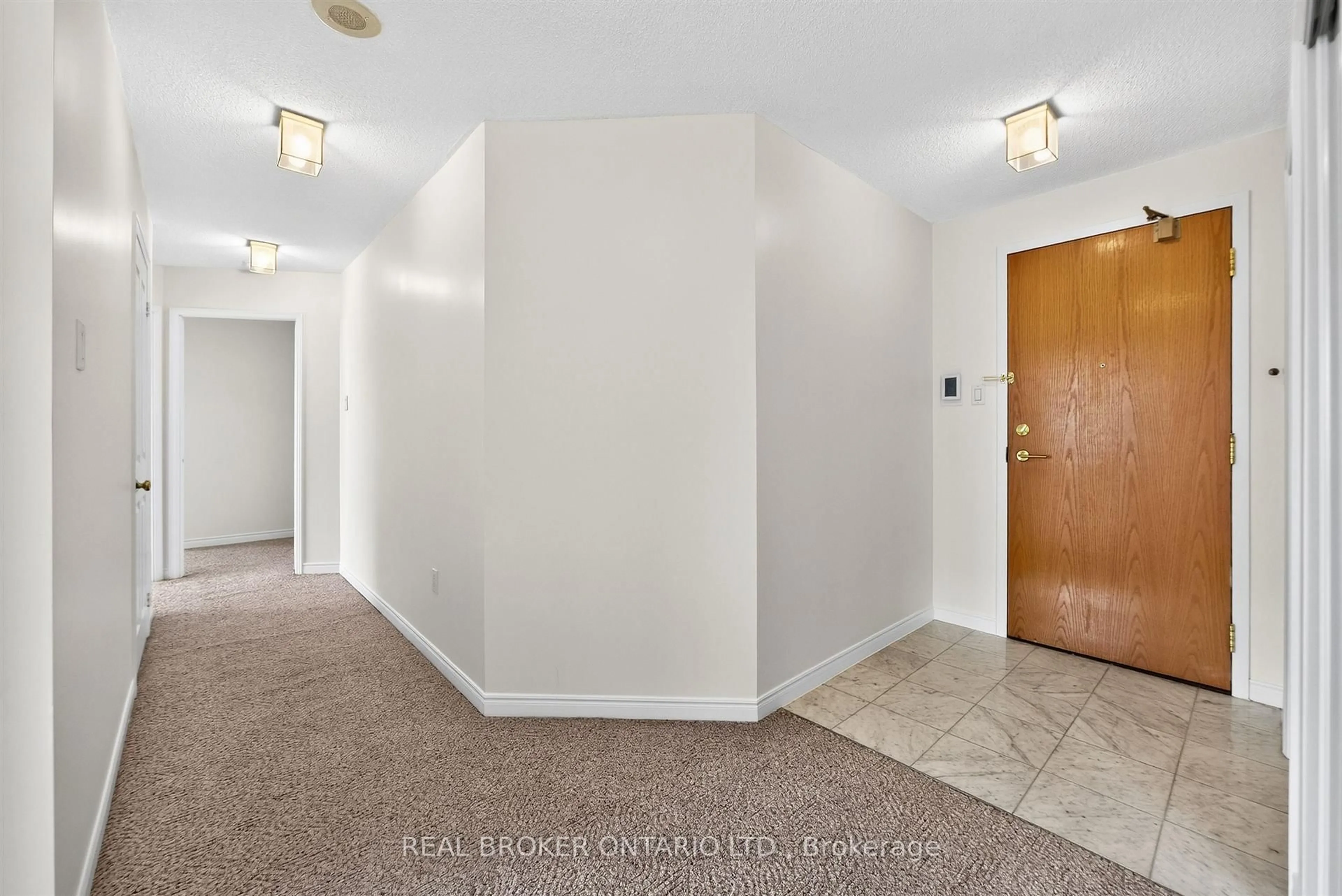 Indoor entryway for 7250 Yonge St #501, Vaughan Ontario L4J 7X1