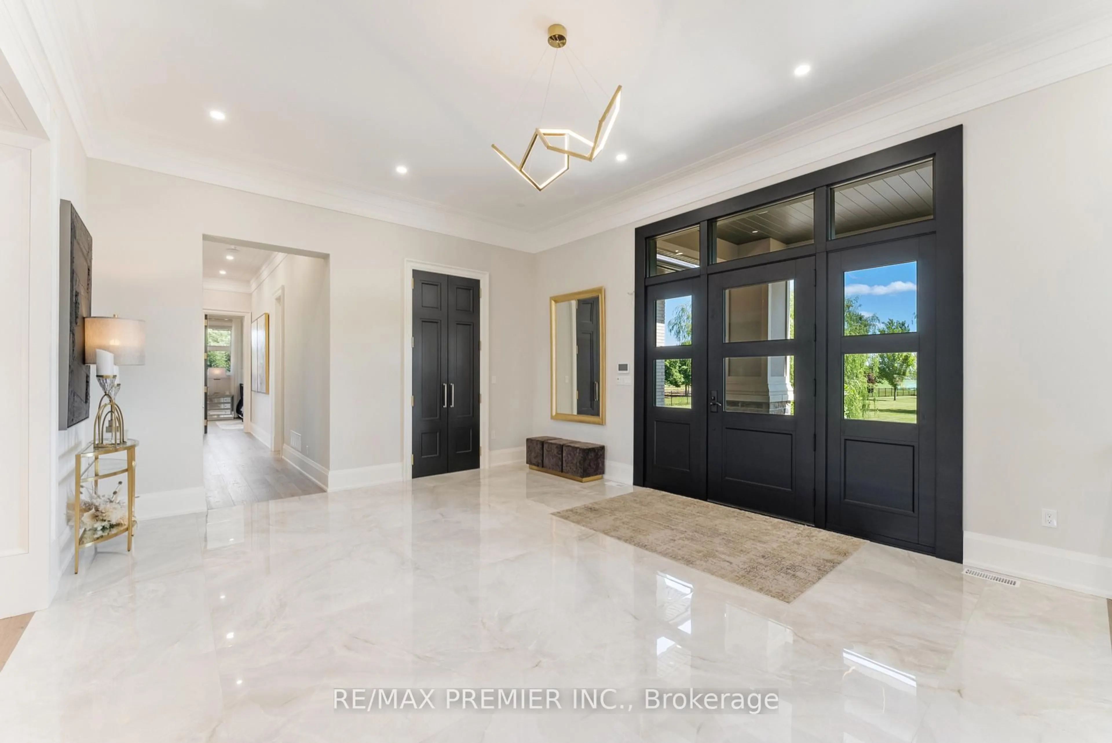 Indoor entryway for 6468 Bethesda Rd, Whitchurch-Stouffville Ontario L4A 3A7