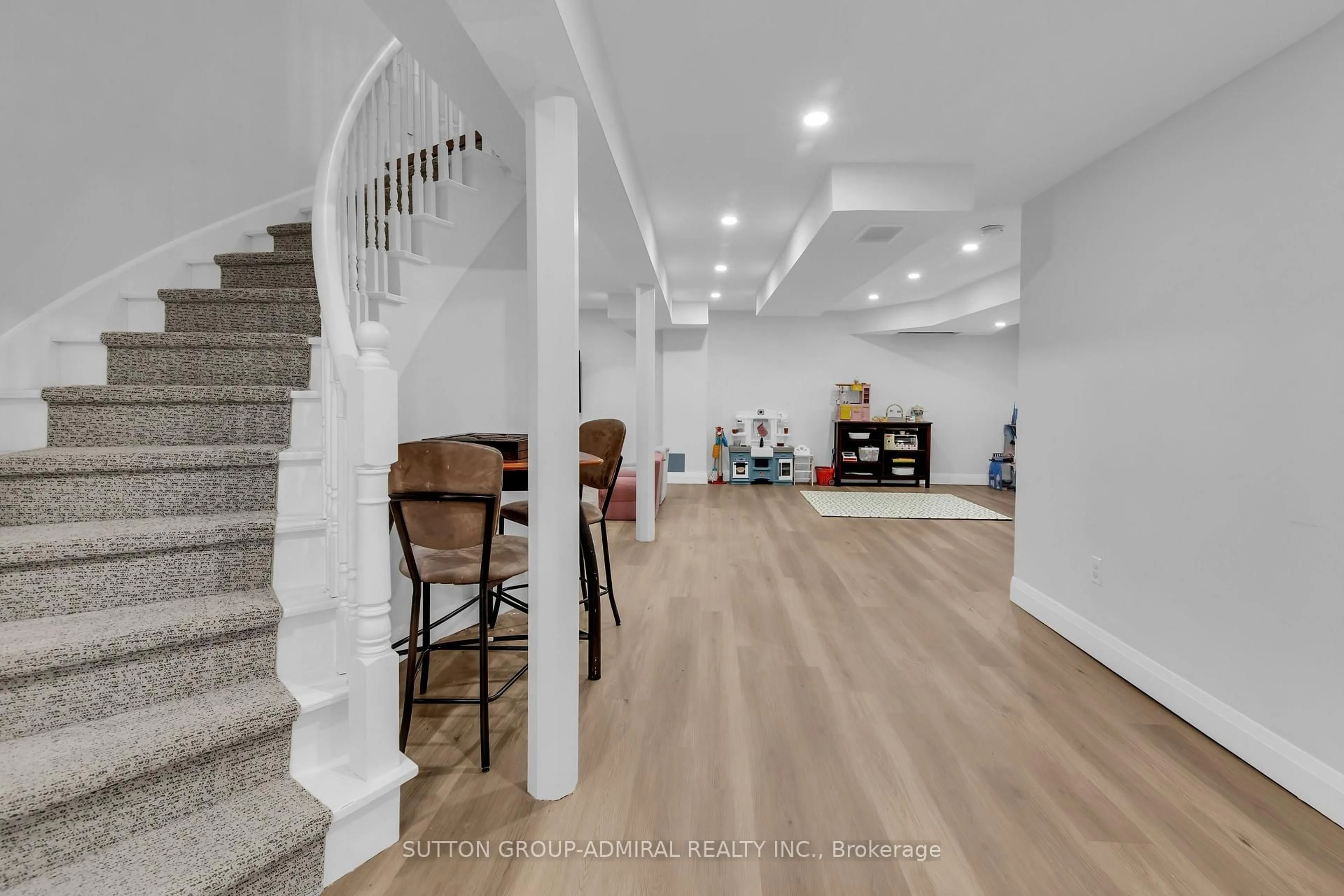 Indoor entryway for 253 Charlton Ave, Vaughan Ontario L4J 6H3
